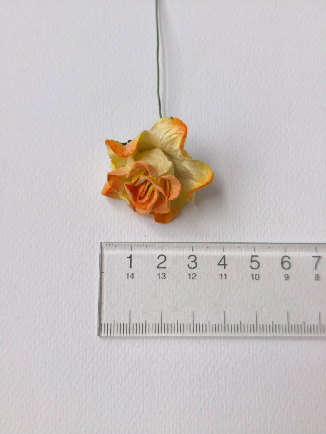 ดอกไม้ประดิษฐ์ ดอกไม้กระดาษสา ตกแต่งงานแต่งงาน งานแต่งงาน ดอกไม้ทำมงกุฎ ดอกกุหลาบขนาด 3.5 cm. 25 ดอก กลีบบิด สีส้มปัดสีครีม