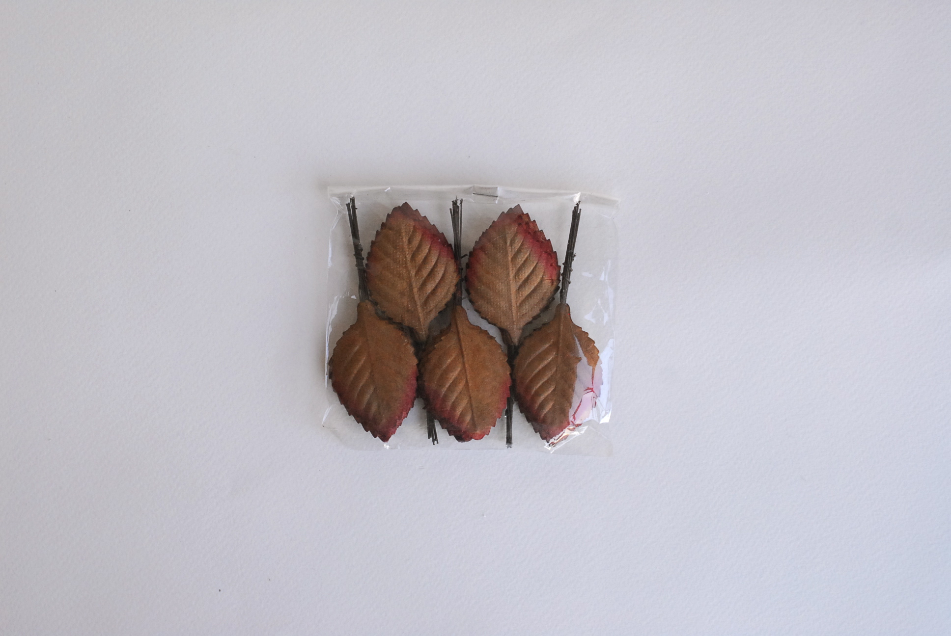 ใบไม้กระดาษ ใบไม้กระดาษสา ราคาส่ง,ใบไม่้กุหลาบกระดาษ สำหรับดอกกุหลาบกระดาษสา ใบไม้ประดิษฐ์ สำหรับตกแต่ง หรืองานแต่งงาน สีน้ำตาลปัดแดง ขนาด 4.5x2.5 cm. จำนวน 50 ใบ