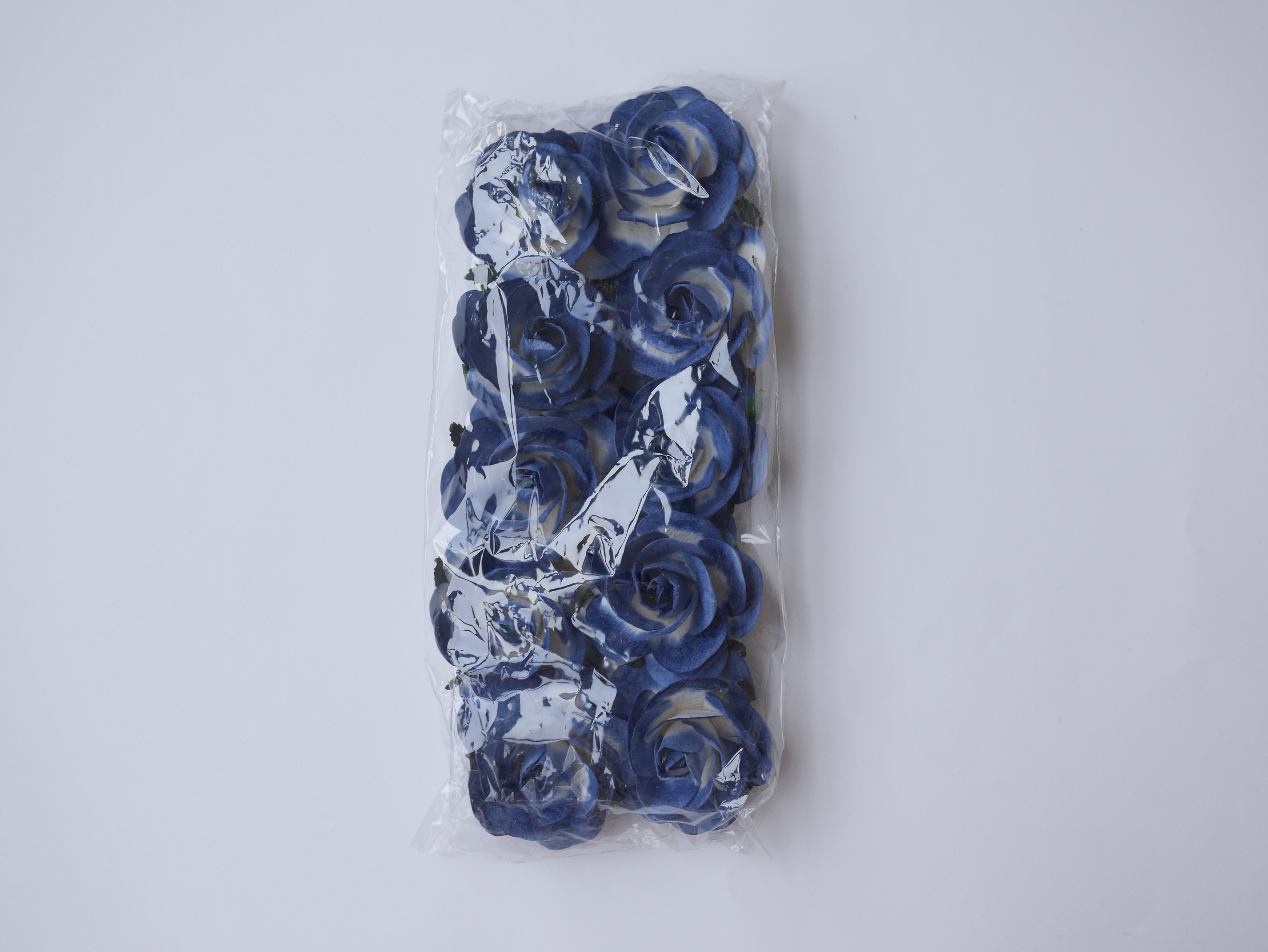 ดอกไม้กระดาษสา ขนาด 6.5 cm., สำหรับของชำร่วย, งานแต่งงาน, สีน้ำเงินปัดขาว Paper flower, handmade flowers supplies, wedding decoration:10 Pieces mulberry rose, 6.5 cm. blue navy brush white color.