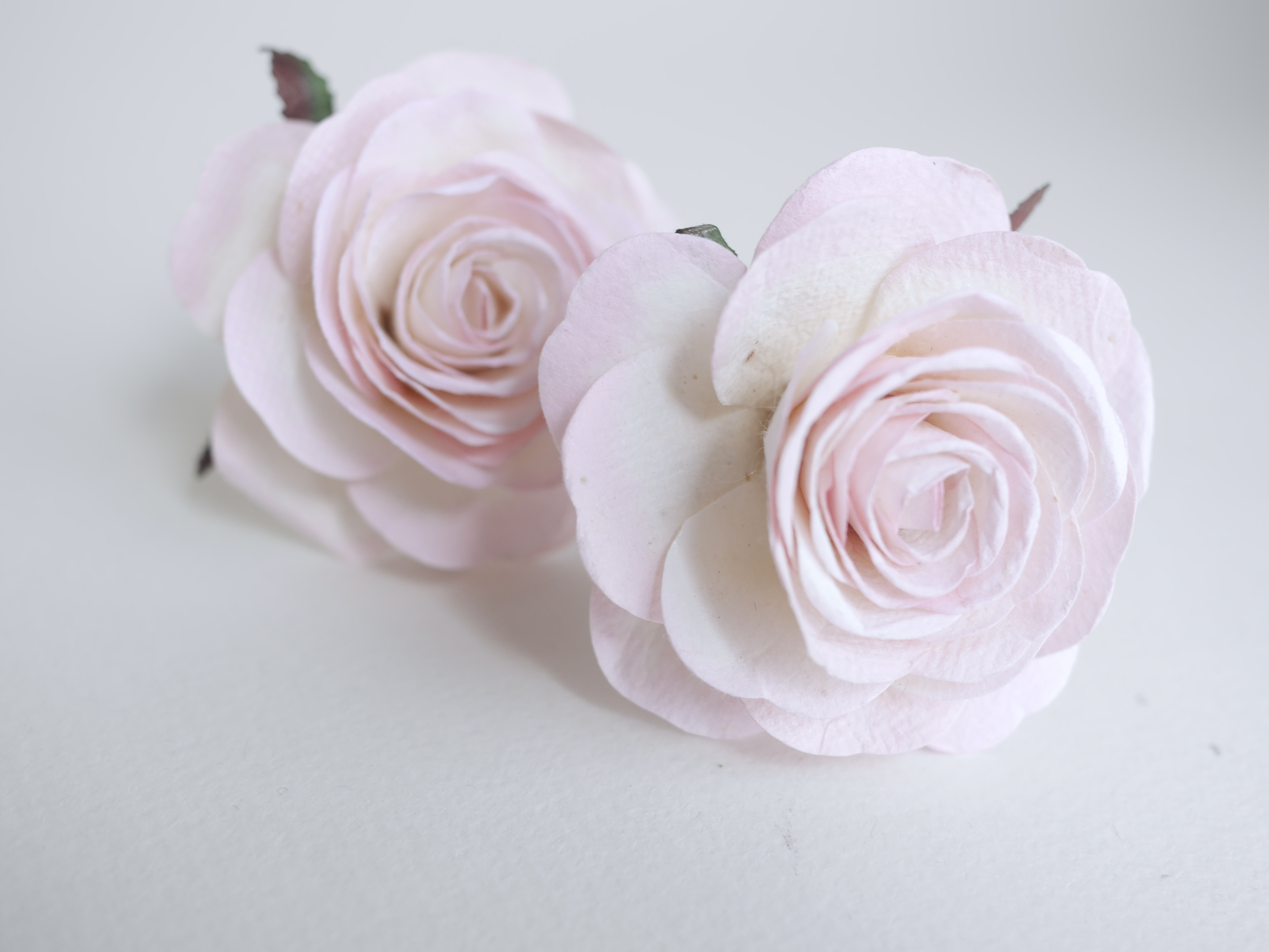 ดอกไม้กระดาษสา ดอกไม้กุหลาบกระดาษ ดอกกุหลาบกระดาษ ขนาด 6.5 cm.,จำนวน 3 ดอก, สำหรับของชำร่วย, งานแต่งงาน, สีชมพูอ่อนปัดขาว Paper flower, 3 Pieces mulberry rose, 6.5 cm. soft pink brush white color สำเนา