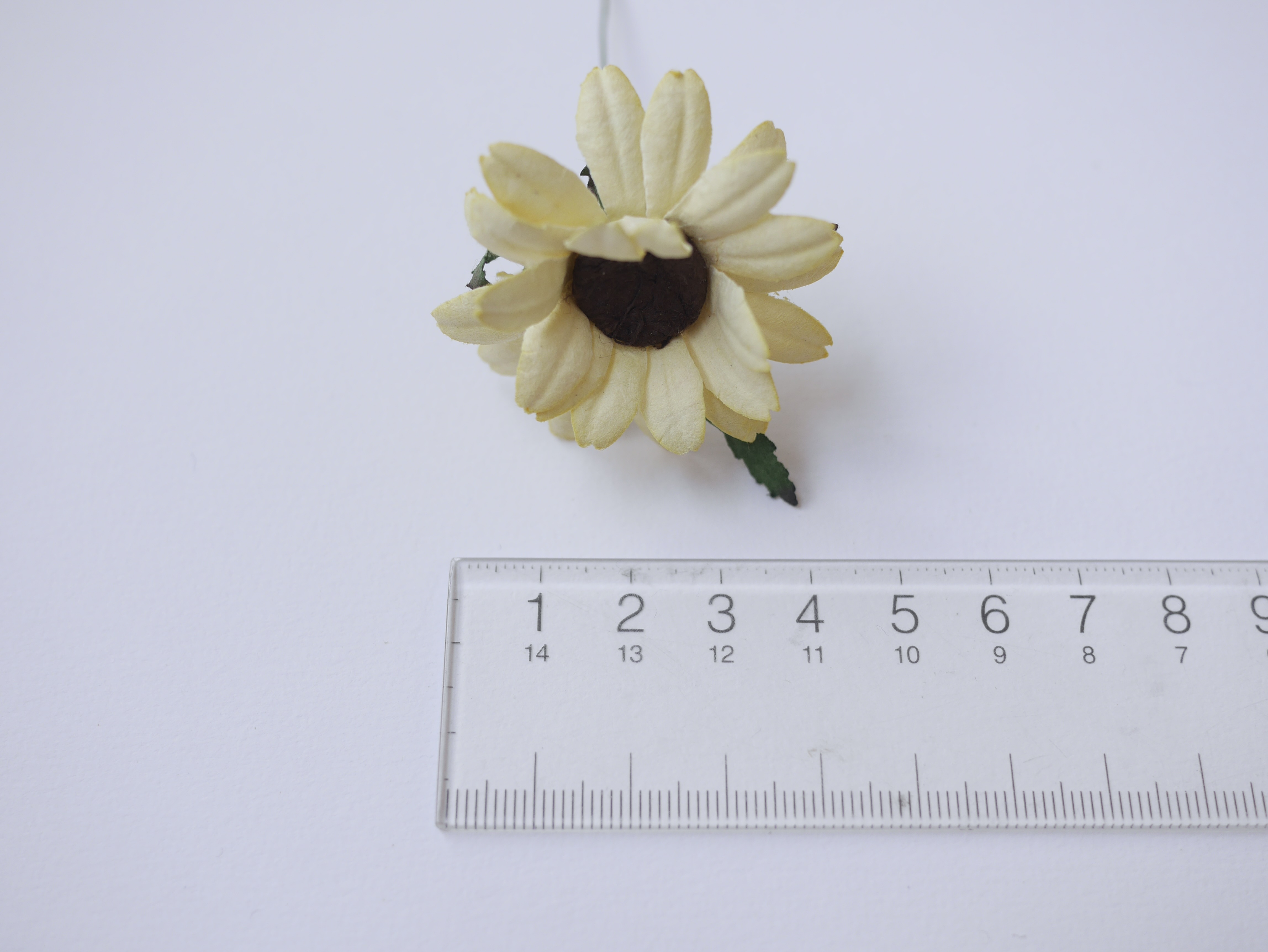 ดอกไม้กระดาษสา ดอกไม้ประดิษฐ์จากกระดาษสา ดอกเดซี่ เกสรสีน้ำตาลเข้ม ดอกไม้กระดาษสาขายส่ง ดอกไม้ประดิษฐ์ ดอกไม้ทำข้อมือเพื่อนเจ้าสาว ดอก daisy ขนาด 3.5 cm. จำนวน 25 ดอก สีเหลืองอ่อน Paper Flower, 25 Daisy Flowers, pale yellow color, size 3.5 cm., brown poll