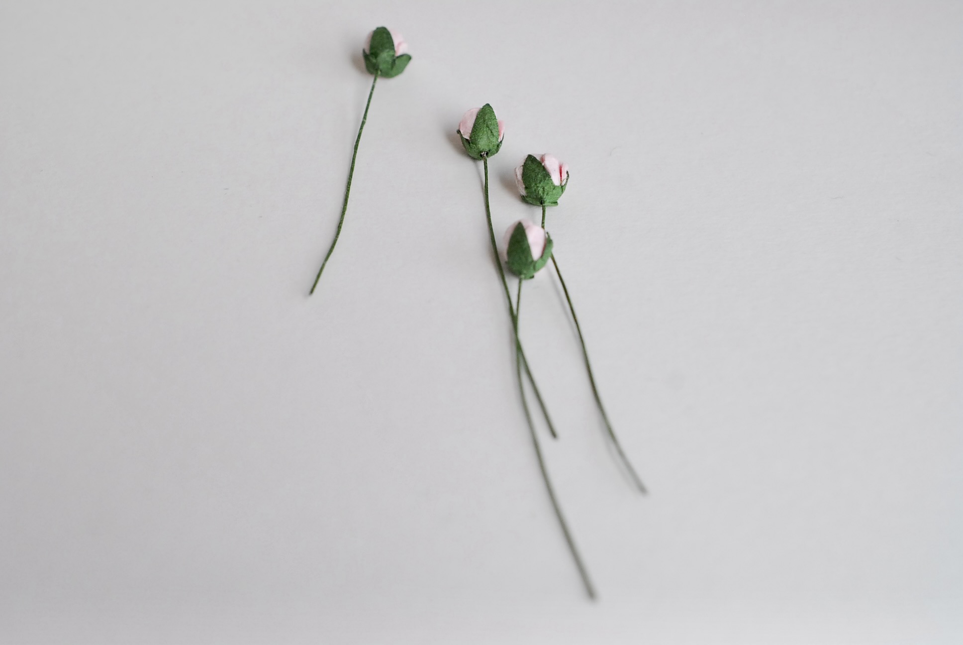 ดอกไม้กระดาษสา ดอกไม้กระดาษสา จตุจักร งานประดิษฐ์ ดอกไม้ทำข้อมือเพื่อนเจ้าสาว แต่งงาน, ดอกกุหลาบตูม 50 ดอก สีชมพู ขนาด 0.8x 0.8 cm. paper flowers, budding roses flower 0.8 x0.8 cm. 50 pieces.pink color