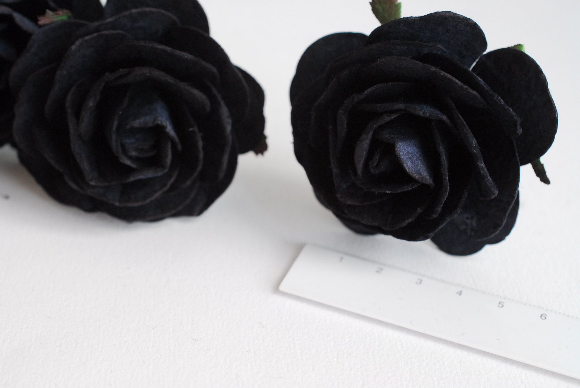 ดอกไม้กระดาษสา ดอกไม้กุหลาบกระดาษ ดอกกุหลาบกระดาษ ขนาด 6.5 cm., สำหรับของชำร่วย, งานศพ, งานตกแต่ง, สีดำ Paper flower,10 Pieces mulberry rose, 6.5 cm. black color