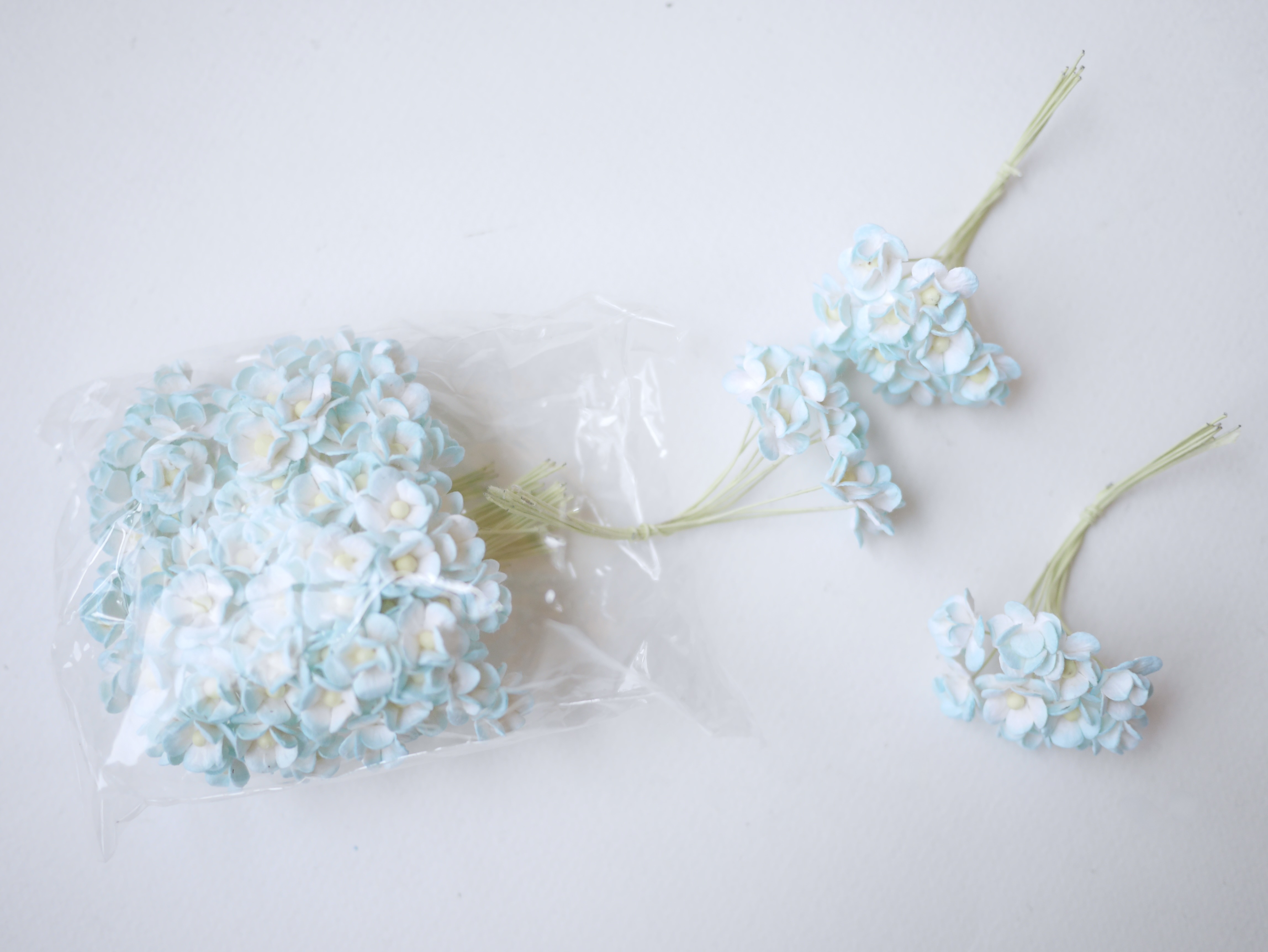 ดอกไม้กระดาษสา ราคาส่ง, ดอกไฮเดรนเยียกระดาษสา ดอกไม้ประดิษฐ์ ตกแต่งงานแต่งงาน ประดิษฐ์ข้อมือ เพื่อนเจ้าสาว ขนาด 1.5 cm., สำหรับของชำร่วย, งานแต่งงาน, ดอกไม้ทำข้อมือเจ้าสาว สีฟ้าอ่อนปัดขาว จำนวน 100 ดอก Paper flower,100 Pieces mulberry hydenyia, blue-sky b