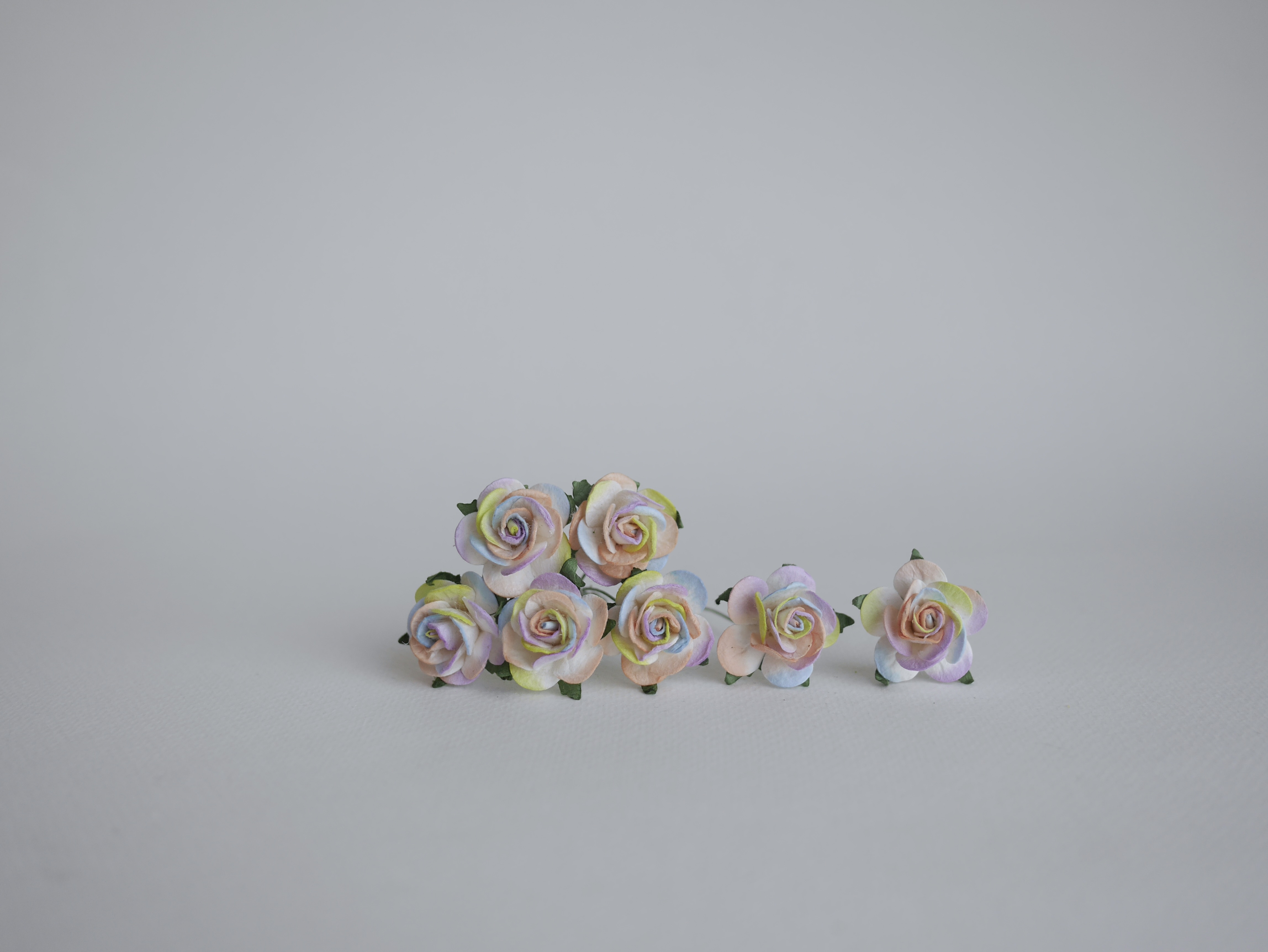 ดอกไม้กระดาษ ดอกไม้กระดาษสา ราคาส่ง,ดอกไม้กุหลาบกระดาษ ดอกกุหลาบกระดาษสา ดอกไม้ประดิษฐ์ สำหรับตกแต่ง หรืองานแต่งงาน สี rainbow ขนาด 2.5 cm. จำนวน 50 ดอก