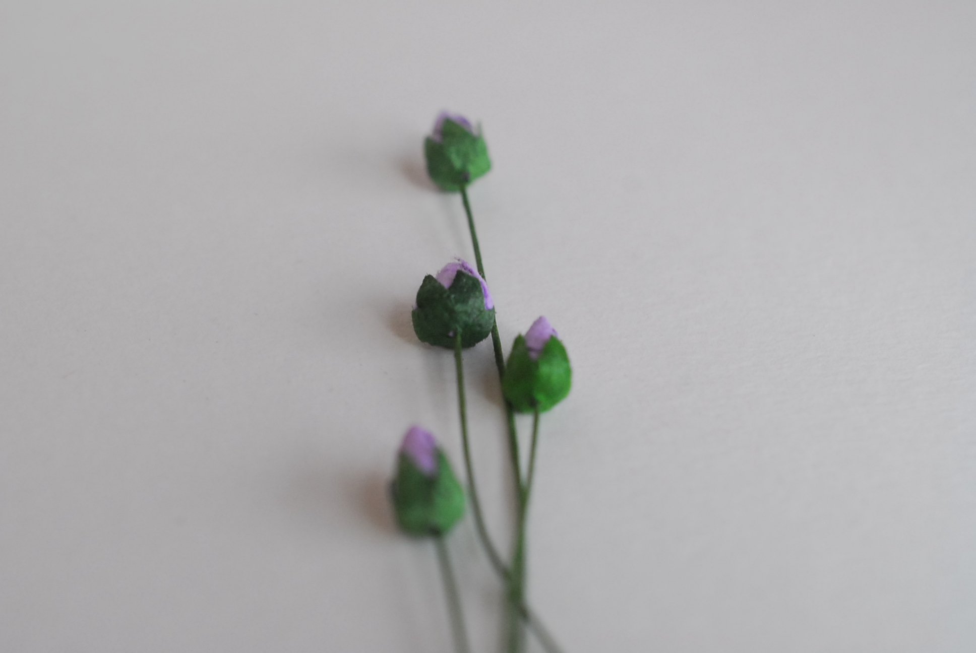 ดอกไม้กระดาษสา ดอกไม้กระดาษสา จตุจักร งานประดิษฐ์ ดอกไม้ทำข้อมือเพื่อนเจ้าสาว แต่งงาน, ดอกกุหลาบตูมปลายแหลม 0.8x 0.6 cm. 50 ดอก สีม่วง paper flowers, budding roses flower 0.8x0.6 cm. 50 pieces purple color.