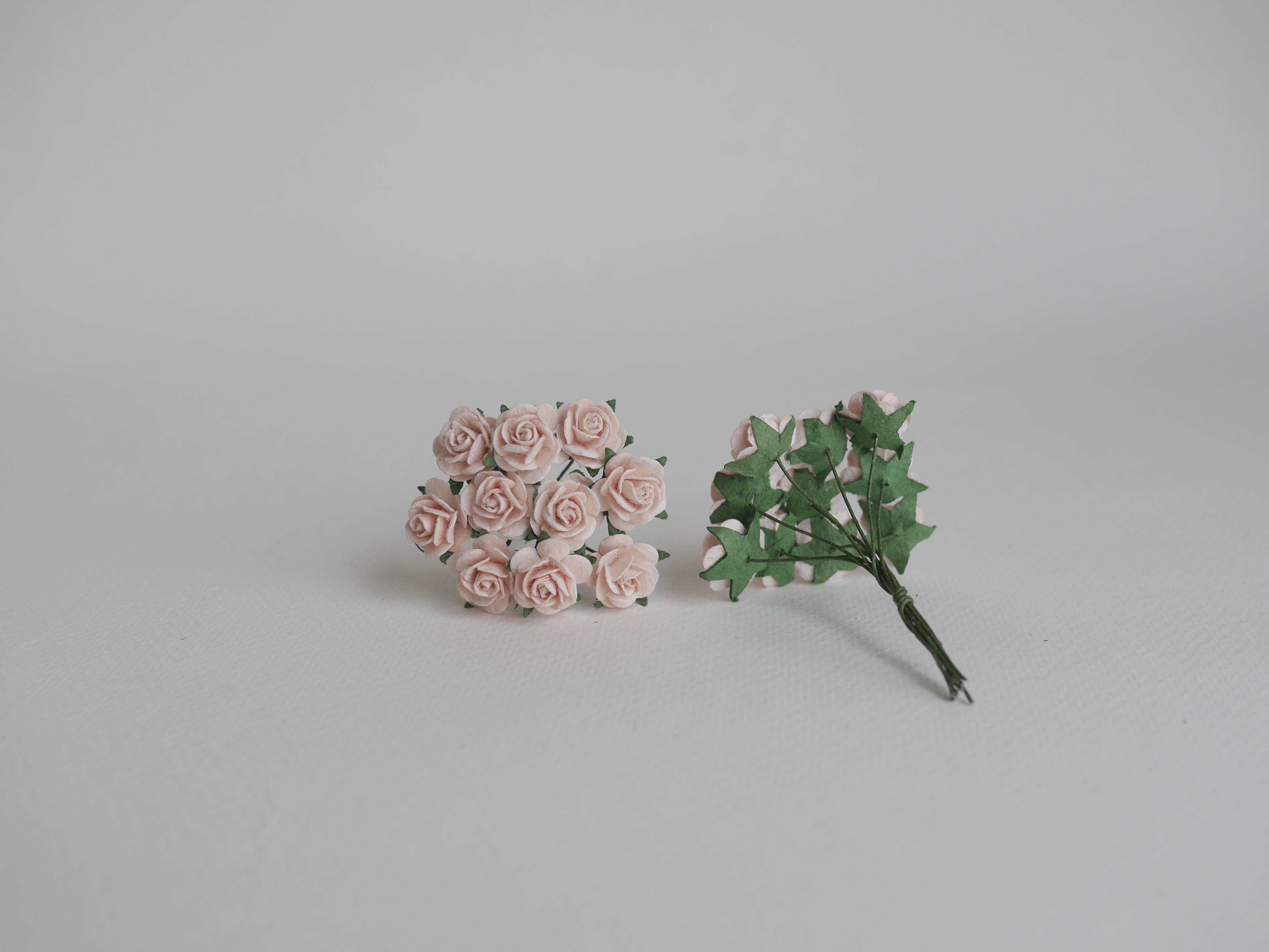 ดอกไม้กุหลาบกระดาษ ดอกไม้กระดาษสา, ดอกกุหลาบจิ๋ว, ดอกไม้กระดาษสาขายส่ง สีชมพูพีชอ่อนขนาด 1.5 cm. จำนวน 100 ดอก Paper Flowers size 1.5 cm., mini roses pale peach pink color, 100 pcs.