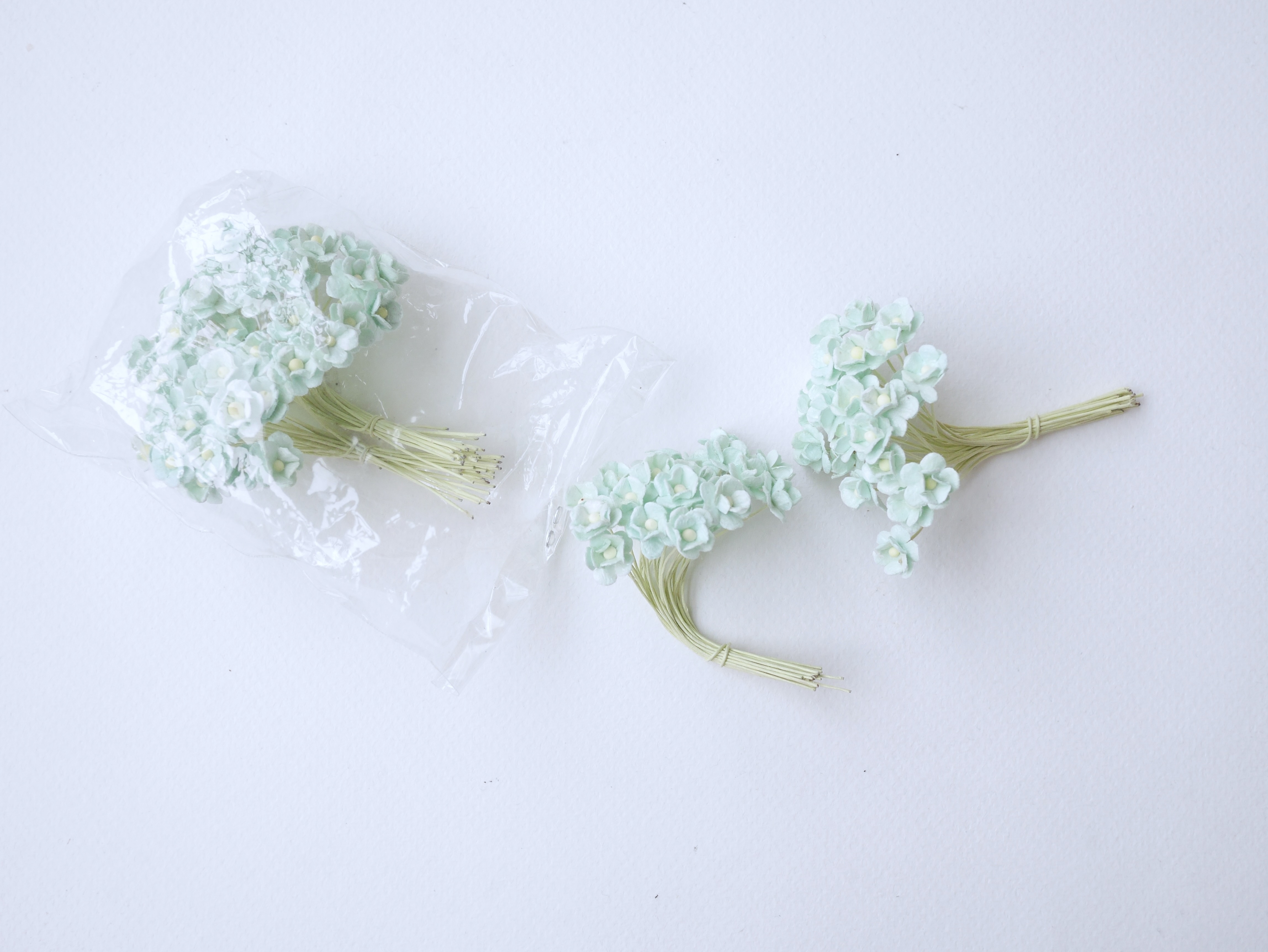 ดอกไม้กระดาษสา ดอกไม้กระดาษสาราคาส่ง ดอกไม้กระดาษสำหรับตกแต่ง งานแต่งงาน หรือติดของชำร่วย ดอก creeping lady 100 ดอก ขนาด 0.8 cm. สีมิ้นท์ Small Paper Flower with stem, , 100 pcs., size 0.8 cm., small flowers 2 layers, pastel mint color.