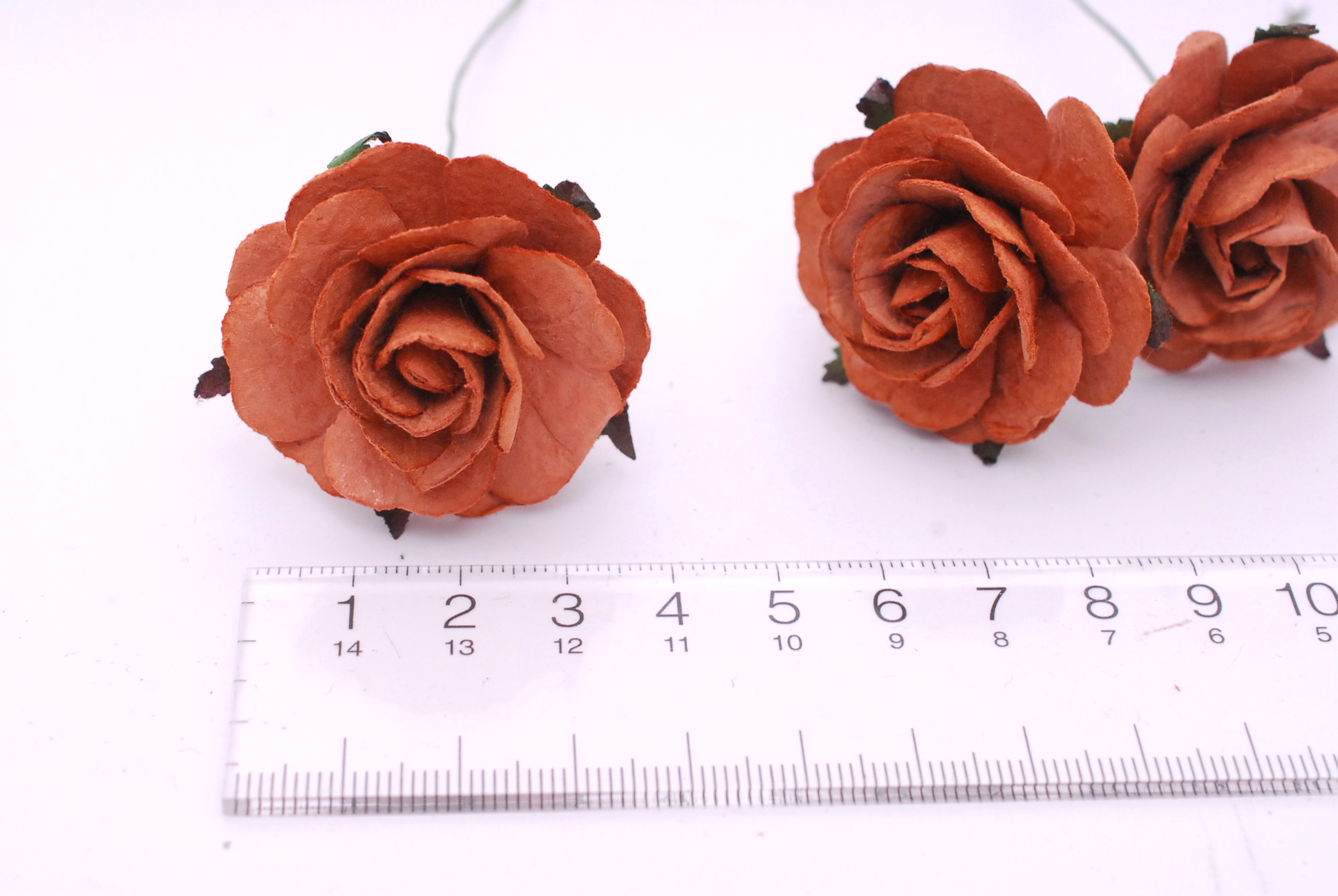 ดอกไม้กระดาษสา ราคาส่ง, ดอกกุหลาบกระดาษสา ดอกไม้ประดิษฐ์ สำหรับตกแต่ง หรืองานแต่งงาน สีน้ำตาลขนาด 3.5 cm. จำนวน 25ดอก Paper flowers, handmade flowers, small roses paper size 3.5 cm. 25 pieces, brown color.