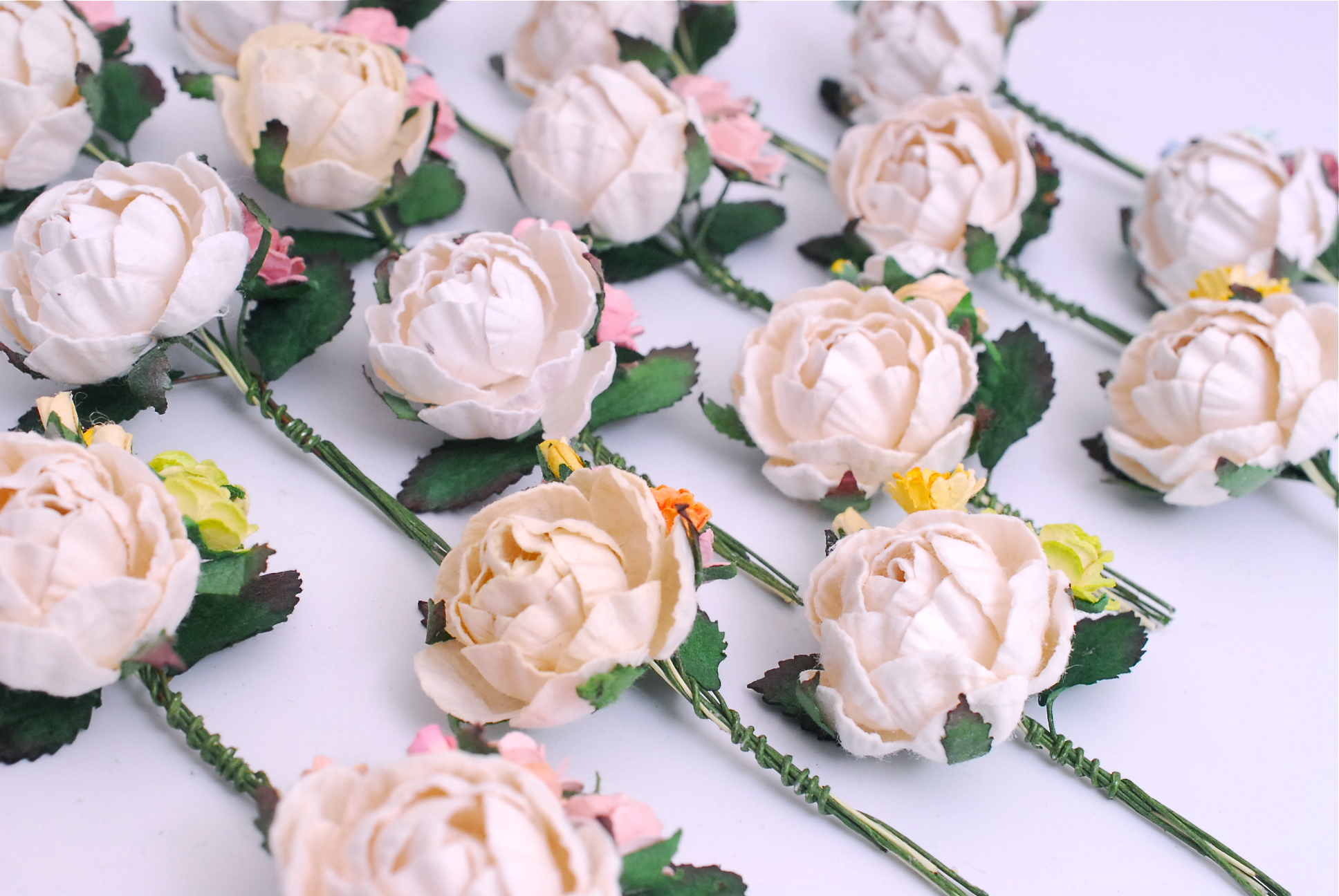 ช่อดอกไม้กระดาษ อดอกไม้ประดับ งานแต่งงาน งานประดิษฐ์ ของชำร่วย ดอกไม้กระดาษสา งานแต่งงาน DIY wedding boutonniere or making centerpieces gift decoration.