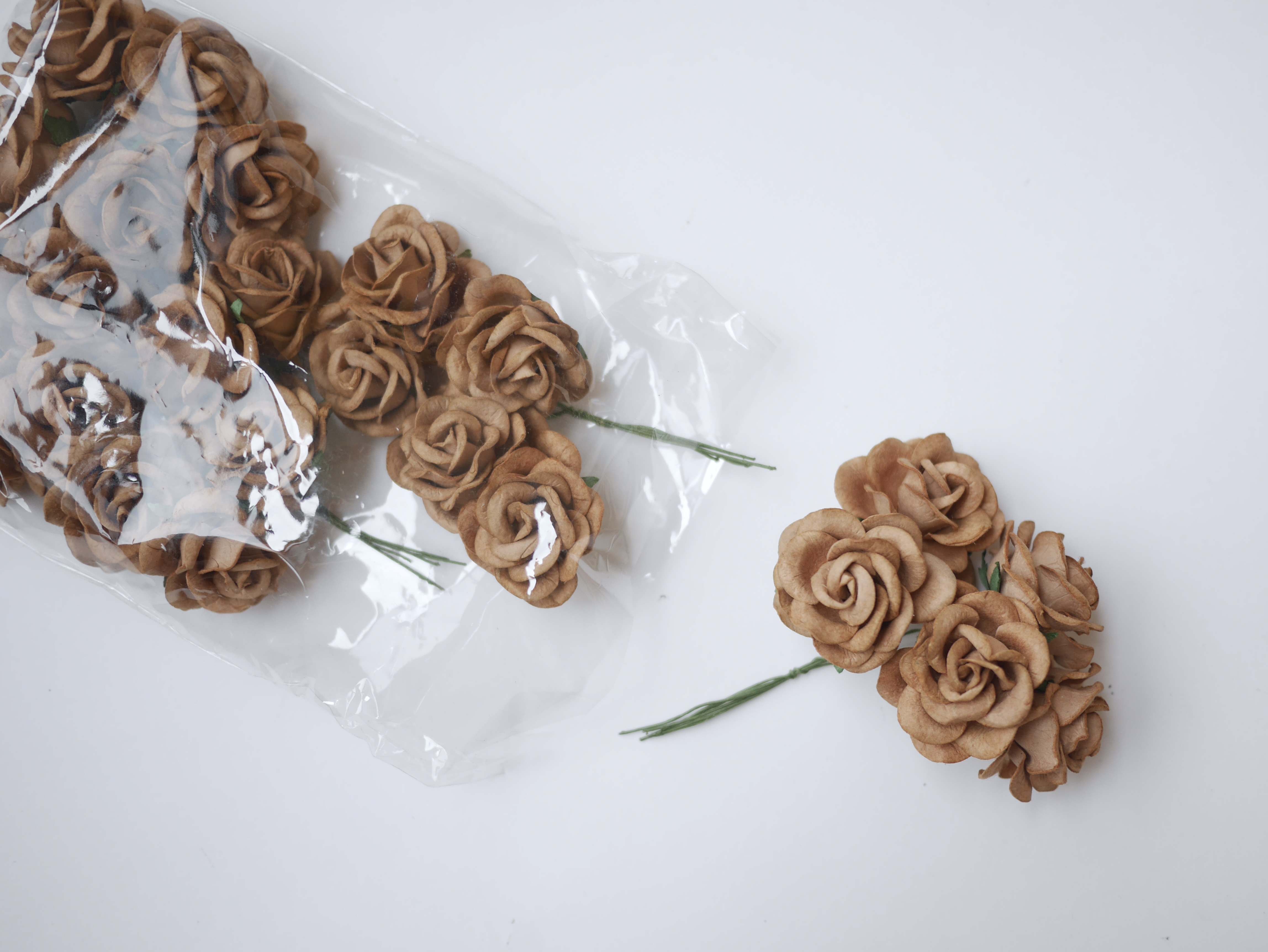 ดอกไม้กระดาษสา ดอกกุหลาบกระดาษสา ดอกไม้กุหลาบ กลีบโค้ง ดอกไม้ประดิษฐ์ สำหรับตกแต่ง หรืองานแต่งงาน สีน้ำตาลกลาง ขนาด 3.5 cm. จำนวน 25 ดอก Paper flowers, handmade flowers, DIY supplies small roses paper size 3.5 cm. 25 pieces, medium brown color.