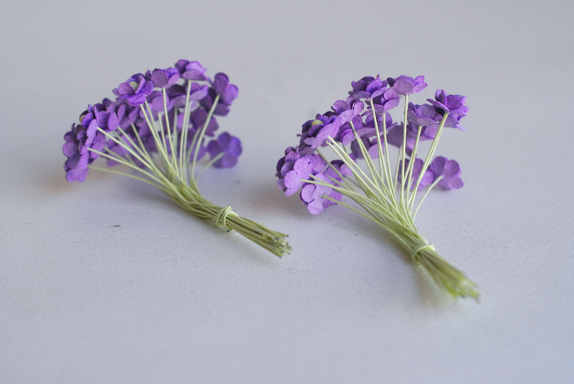 ดอกไม้กระดาษสา ดอกไม้กระดาษสาราคาส่ง ดอกไม้กระดาษสำหรับตกแต่ง งานแต่งงาน หรือติดของชำร่วย ดอก creeping lady 100 ดอก ขนาด 0.8 cm. สีม่วงเข้ม Small Paper Flower with stem, 100 pcs., size 0.8 cm., creeping flowers 2 layers, dark purple color.