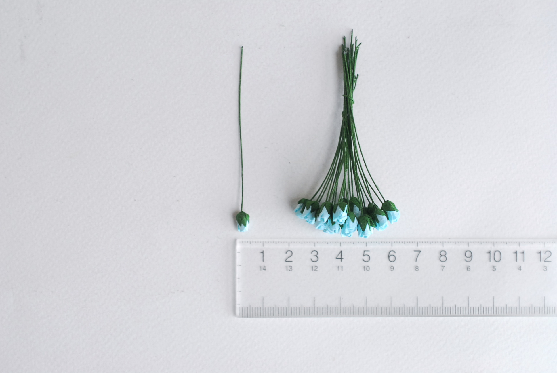 ดอกไม้กระดาษสา ดอกไม้กระดาษสา จตุจักร งานประดิษฐ์ ดอกไม้ทำข้อมือเพื่อนเจ้าสาว แต่งงาน, ดอกกุหลาบตูม 100 ดอก สีฟ้าใส color ขนาด 0.5x0.8 cm. paper flowers, budding roses flower 0.5x0.8 cm. 100 pieces. blue sky color.