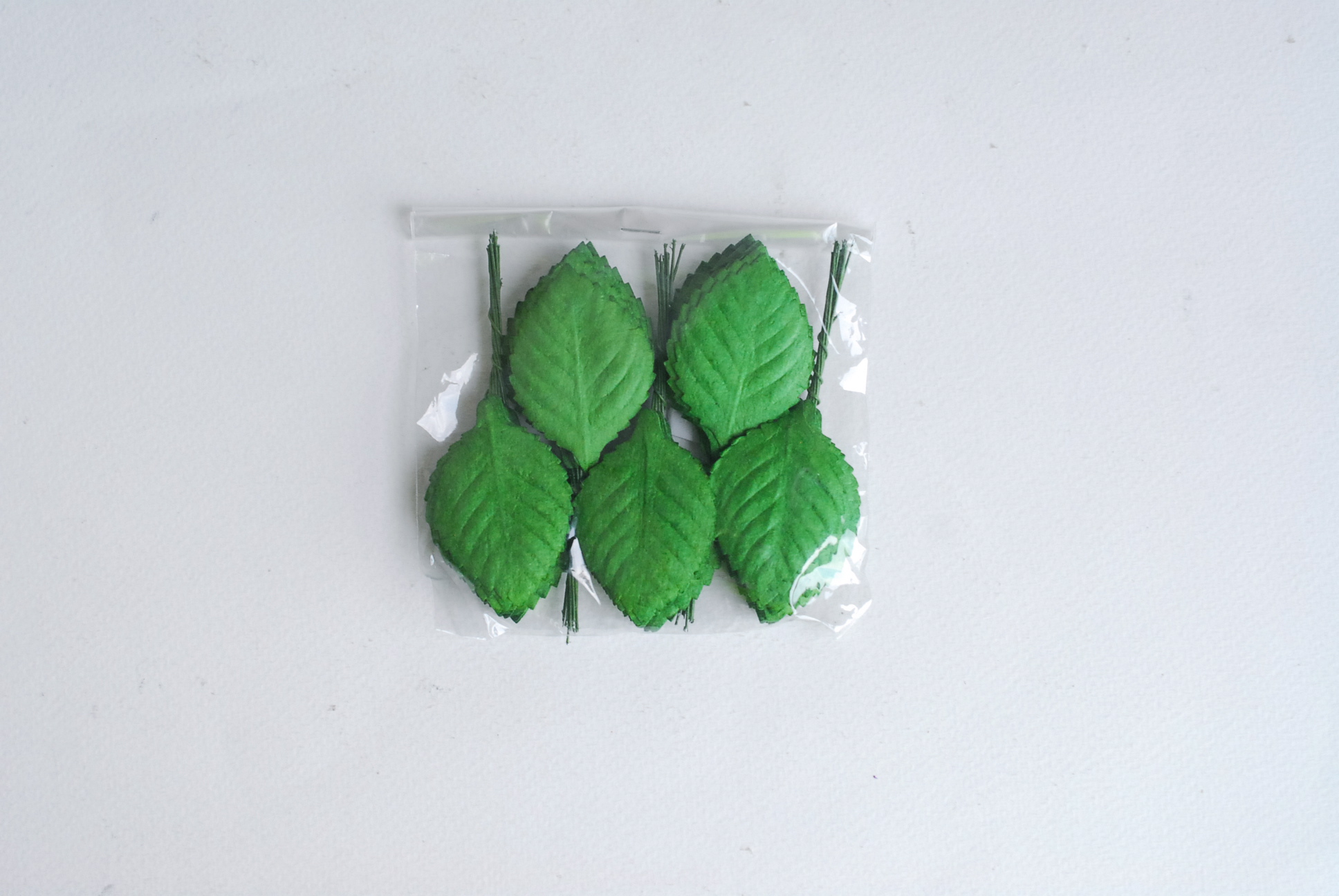 ใบไม้กระดาษ ใบไม้กระดาษสา ราคาส่ง,ใบไม่้กุหลาบกระดาษ สำหรับดอกกุหลาบกระดาษสา ใบไม้ประดิษฐ์ สำหรับตกแต่ง หรืองานแต่งงาน สีเขียว ขนาด 4.5x2.5 cm. จำนวน 50 ใบ