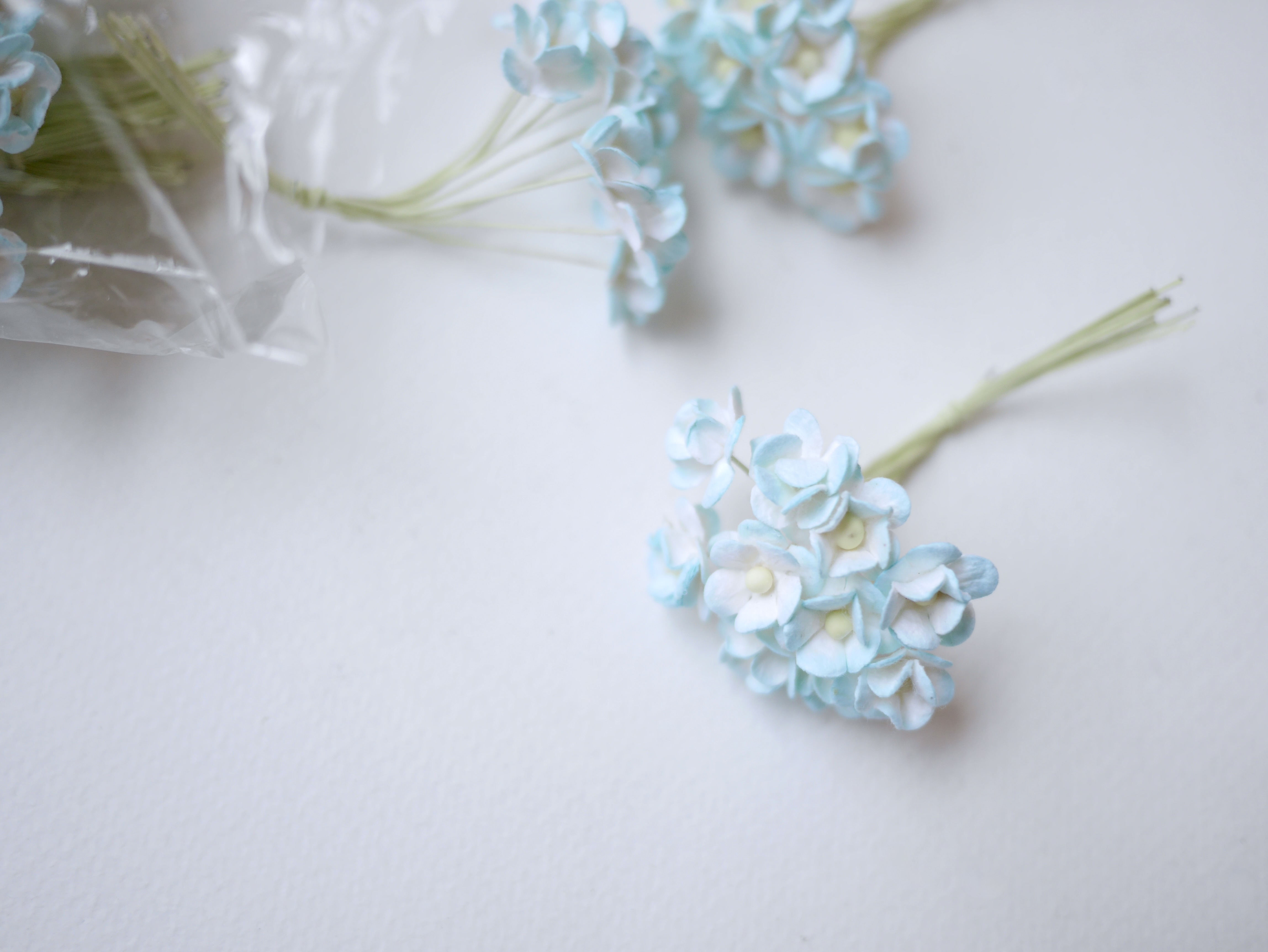 ดอกไม้กระดาษสา ราคาส่ง, ดอกไฮเดรนเยียกระดาษสา ดอกไม้ประดิษฐ์ ตกแต่งงานแต่งงาน ประดิษฐ์ข้อมือ เพื่อนเจ้าสาว ขนาด 1.5 cm., สำหรับของชำร่วย, งานแต่งงาน, ดอกไม้ทำข้อมือเจ้าสาว สีฟ้าอ่อนปัดขาว จำนวน 100 ดอก Paper flower,100 Pieces mulberry hydenyia, blue-sky b