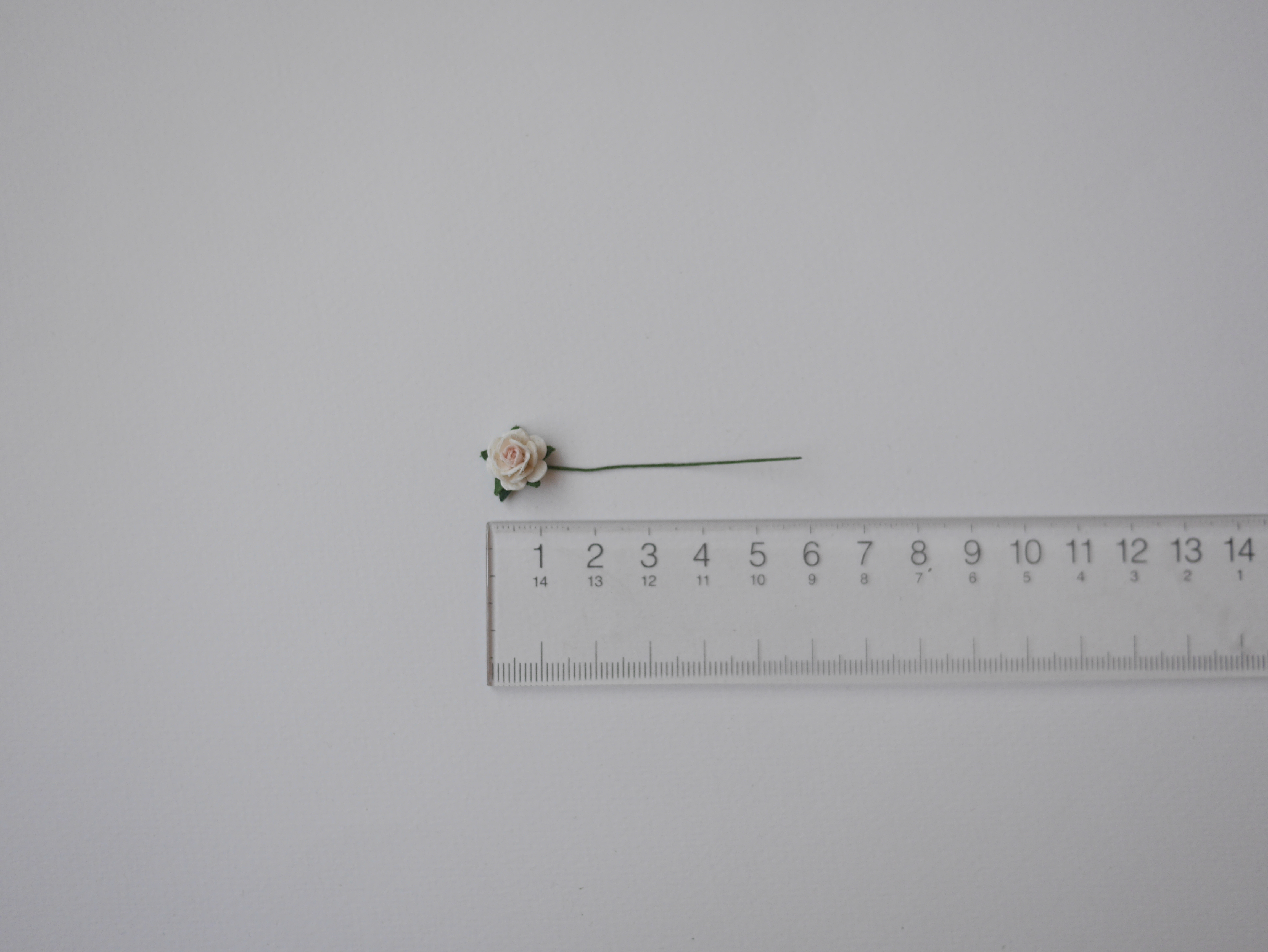 ดอกไม้กระดาษสาสำหรับตกแต่ง ของชำร่วย ดอกกุหลาบกระดาษสา ดอกไม้จิ๋ว สีชมพู ขาว two-tone #921 ขนาด 0.8 cm. จำนวน 100 ดอก/1 ถุง