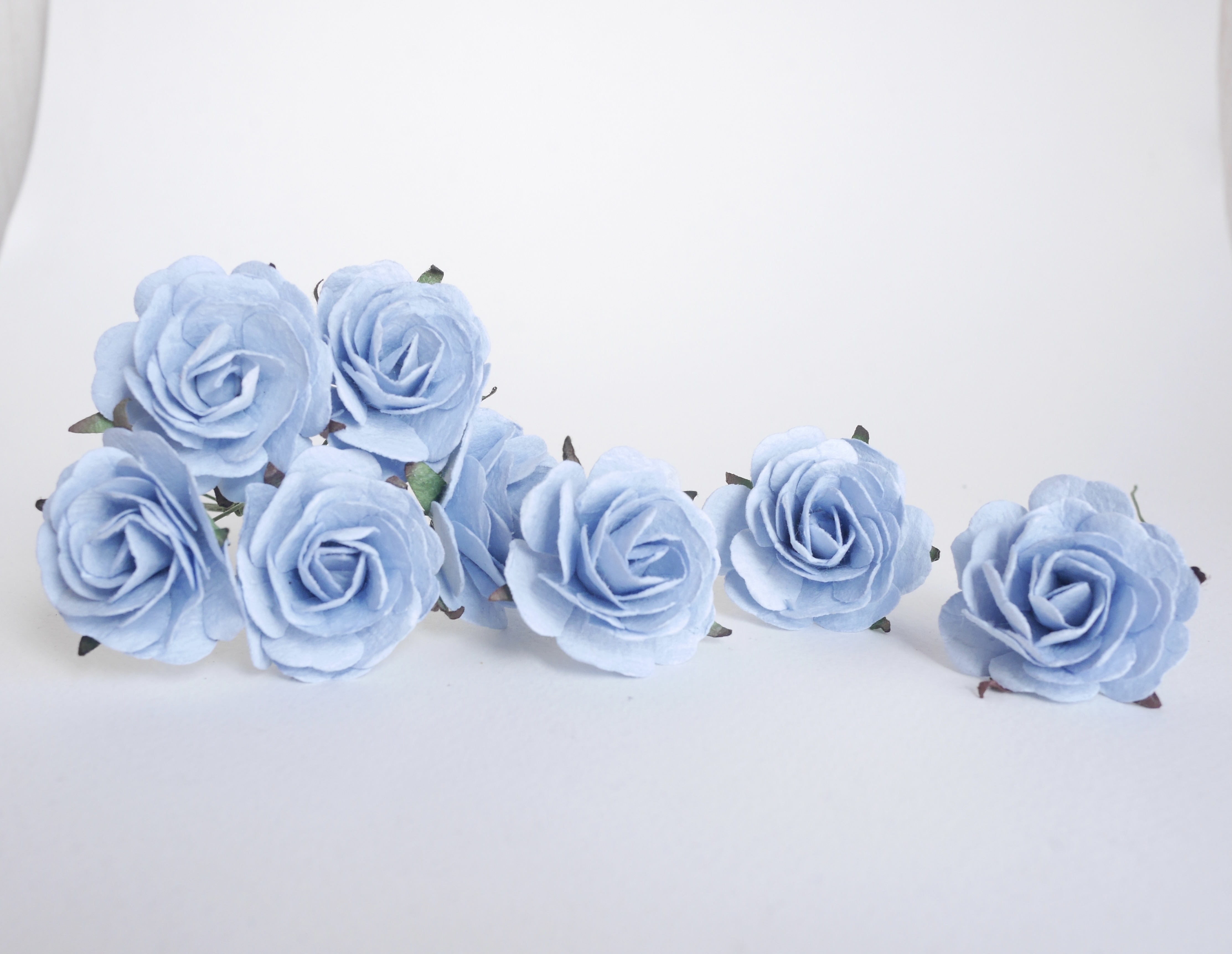 ดอกไม้กระดาษสา ราคาส่ง, ดอกกุหลาบกระดาษสา ดอกไม้ประดิษฐ์ สำหรับตกแต่ง หรืองานแต่งงาน สีฟ้าตุ่นขนาด 3.5 cm. กลีบไม่อัดลาย จำนวน 25 ดอก Paper flowers, handmade flowers, small roses paper size 3.5 cm. 25 pieces, pale blue color.