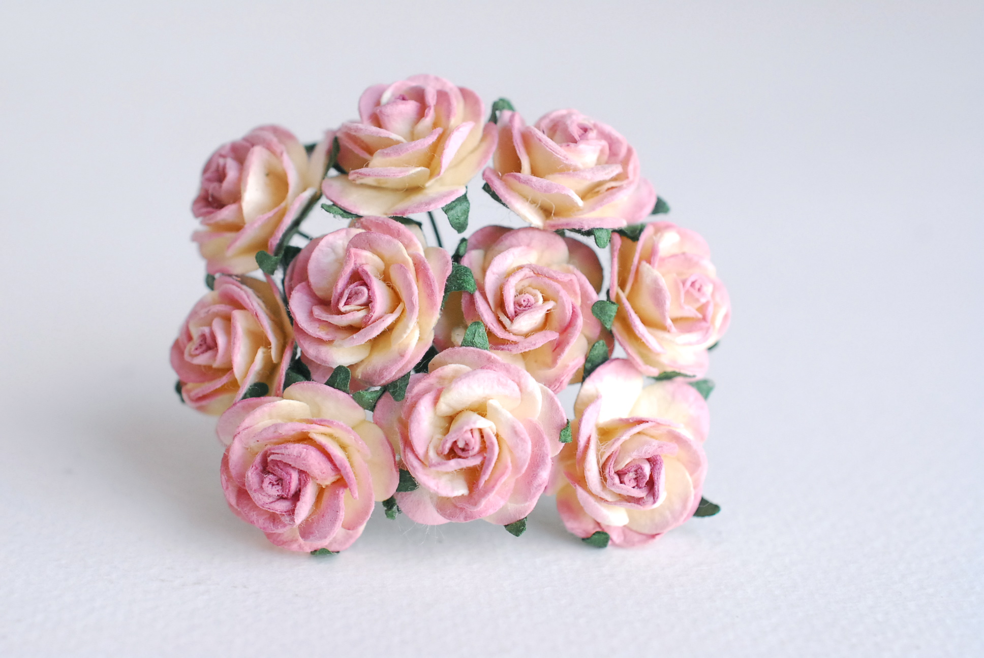 ดอกไม้กระดาษสา ราคาส่ง, ดอกกุหลาบกระดาษสา ดอกไม้ประดิษฐ์ ตกแต่งงานแต่งงาน ขนา่ด 2.00 cm., สำหรับของชำร่วย, งานแต่งงาน, ดอกไม้ทำข้อมือเจ้าสาว Paper flower,50 Pieces mulberry rose, 2 cm. pink berry brush color.