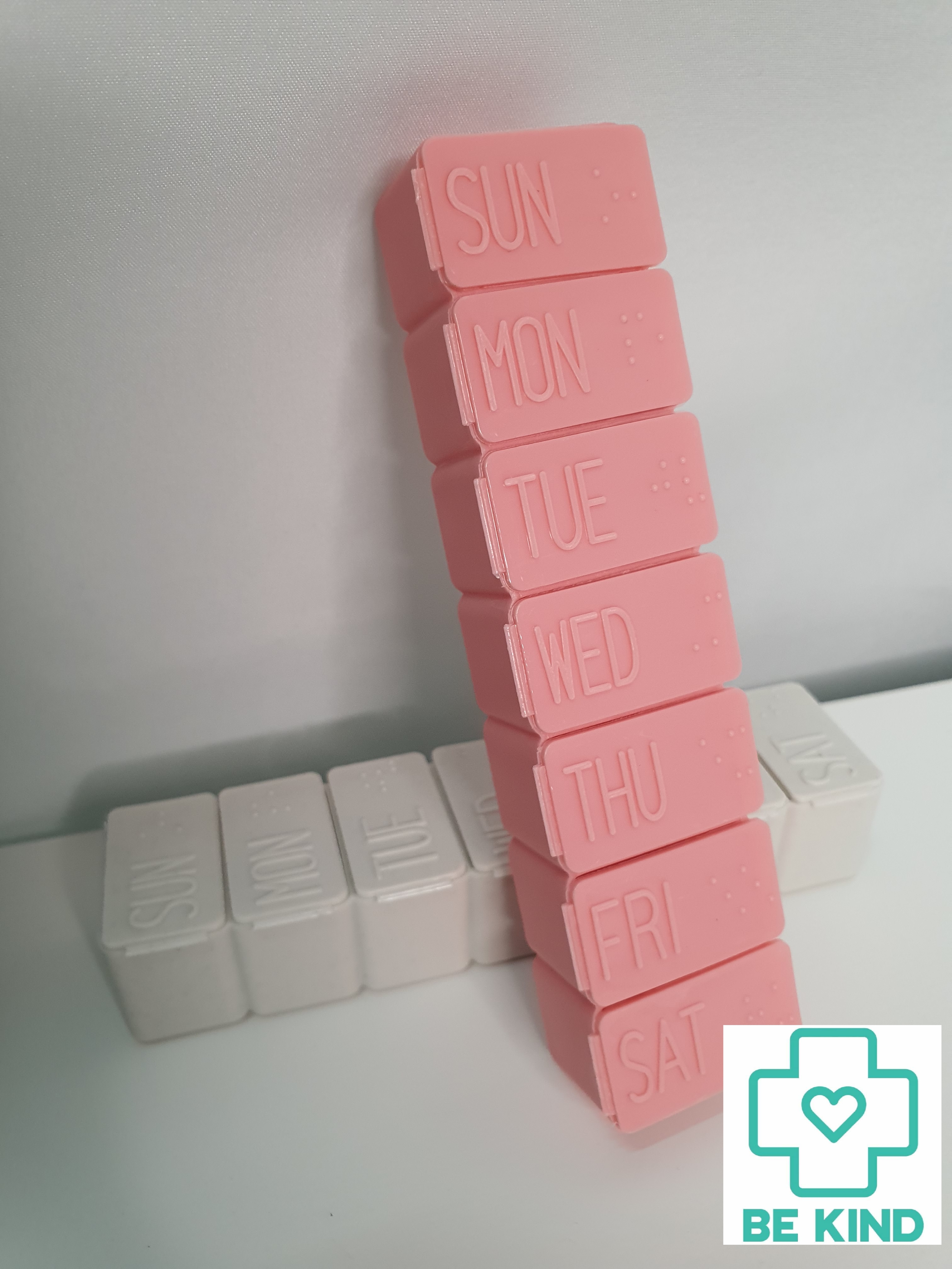 1 แถม 1 ตลับ 7 ช่อง ใส่วิตามิน คละสี