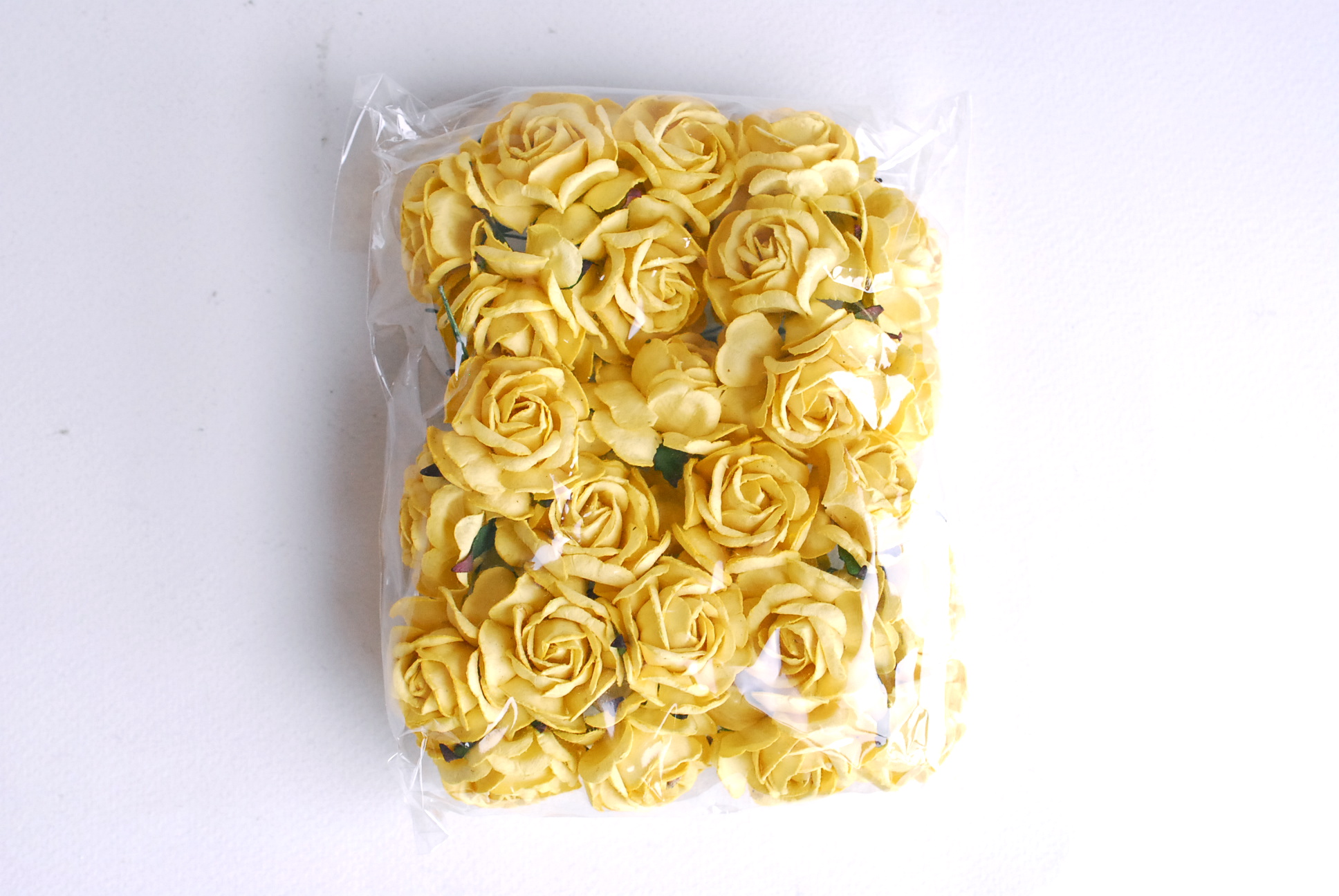 ดอกไม้กระดาษสา ดอกกุหลาบกระดาษสา ดอกไม้กุหลาบ ดอกไม้ประดิษฐ์ สำหรับตกแต่ง หรืองานแต่งงาน สีเหลืองขนาด 3.5 cm. จำนวน 25 ดอก Paper flowers, handmade flowers, small roses paper size 3.5 cm. 25 pieces, yellow color.