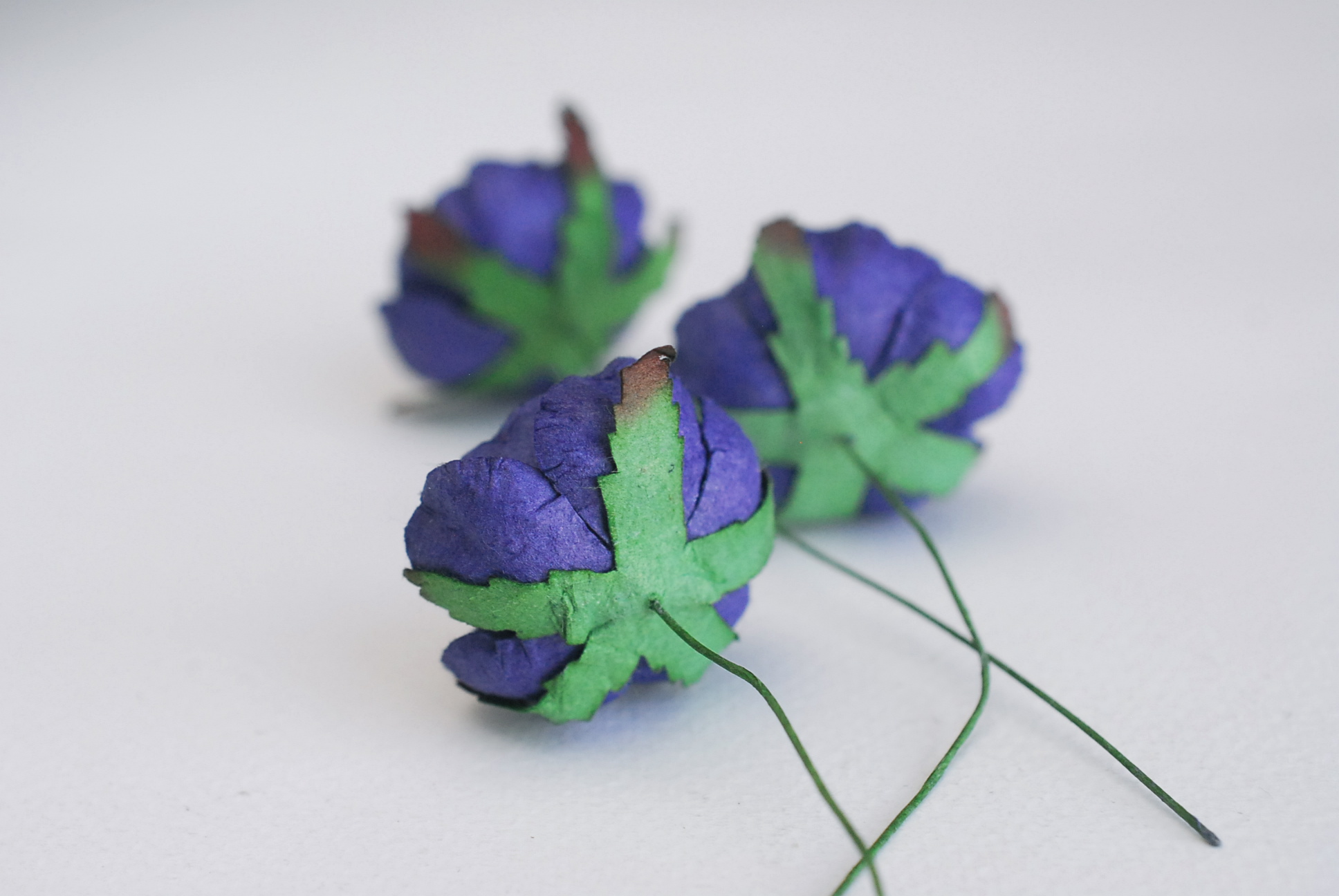 ดอกไม้กระดาษสาราคาส่ง, ดอกไม้กระดาษ,สำหรับตกแต่งของชำร่วย งานแต่งงาน ดอกกุหลาบกลม peony ขนาด 3.5 cm. จำนวน 25 ดอก, สีน้ำเงินเข้ม Paper Flowers, Peony flowers supplies size 3.5 cm./ 25 pieces, handmade flowers, peony passion blue color.