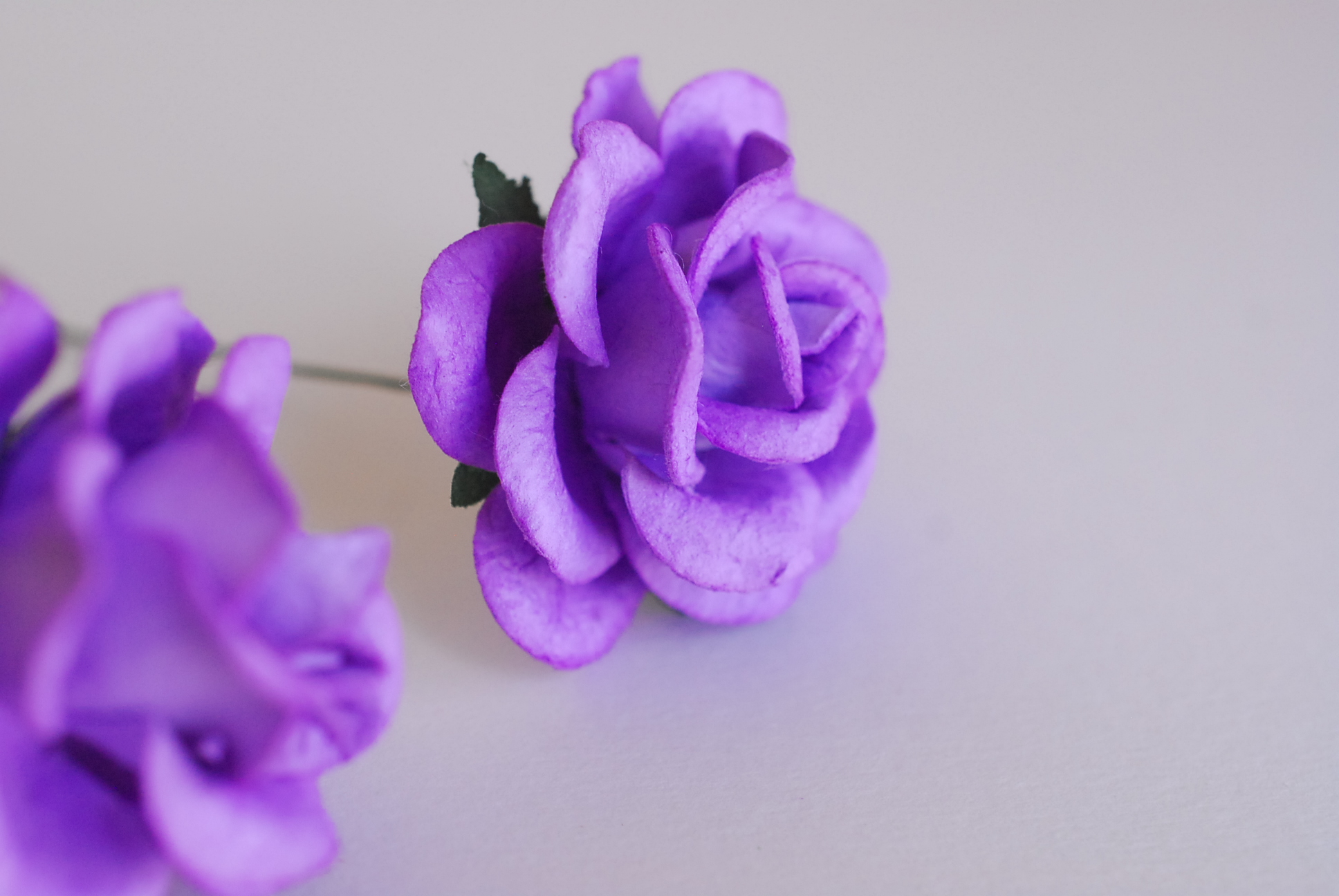 ดอกไม้กระดาษสา ดอกกุหลาบกระดาษสา ดอกไม้กุหลาบ กลีบโค้ง ดอกไม้ประดิษฐ์ สำหรับตกแต่ง หรืองานแต่งงาน สีม่วงขนาด 3.5 cm. จำนวน 25 ดอก Paper flowers, handmade flowers, small roses paper size 3.5 cm. 25 pieces, purple color.