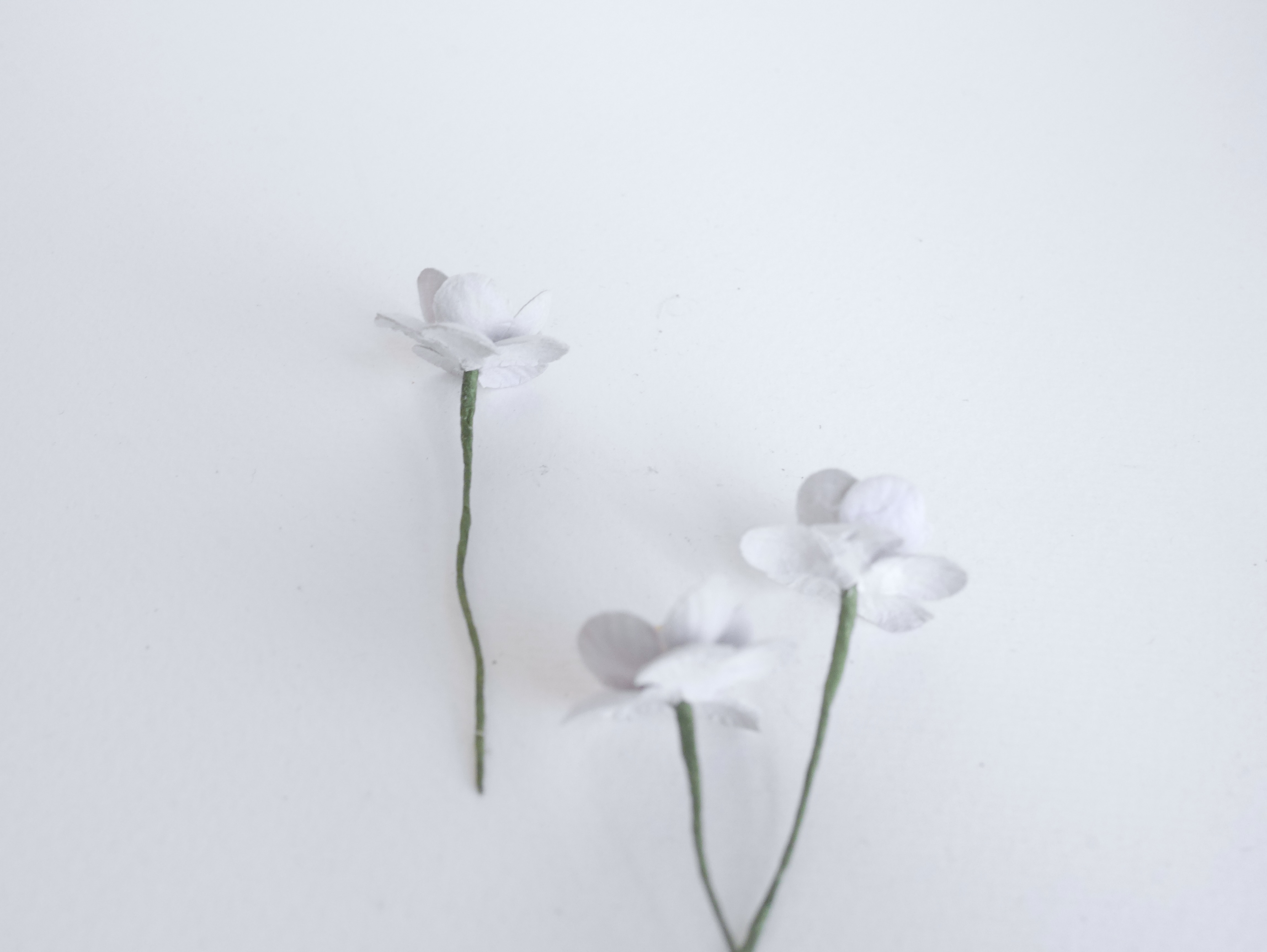 ดอกไม้กระดาษสา ดอกซากุระกระดาษ ดอกไม้กระดาษสาราคาส่ง ดอกไม้กระดาษสำหรับตกแต่งของชำร่วย งานแต่งงาน ทำช่อดอกไม้ติดอกเจ้าบ่าว ข้อมือดอกไม้เจ้าสาว ขนาด2.5 cm. 50 ดอก สีเทาอ่อน Paper flowers supplies: DIY wedding tools Cherry blossom (Sakura) 50 pcs. size 2.5