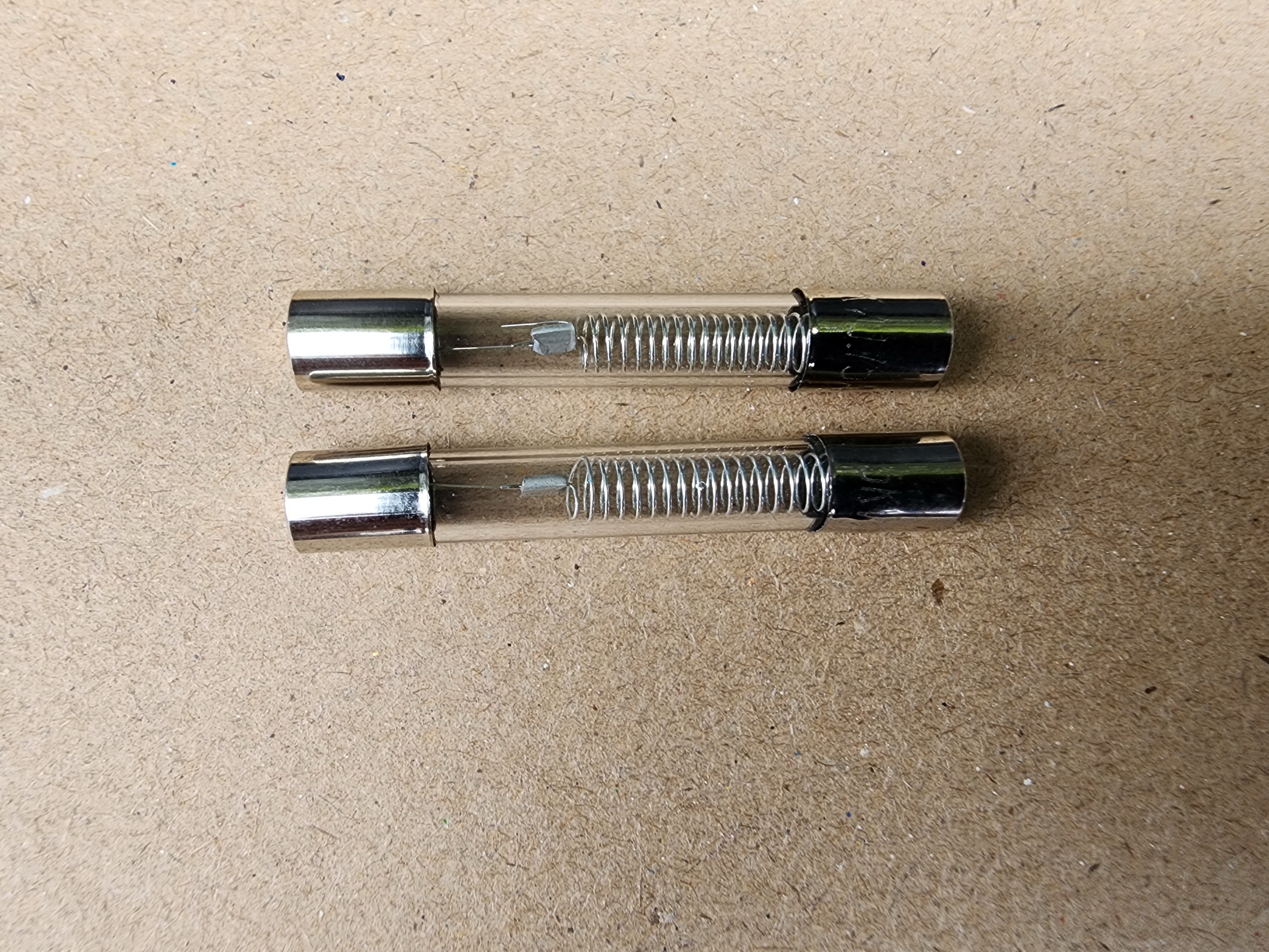 รูปฟิวส์ ไฮโวลท์ 0.9A 5KV