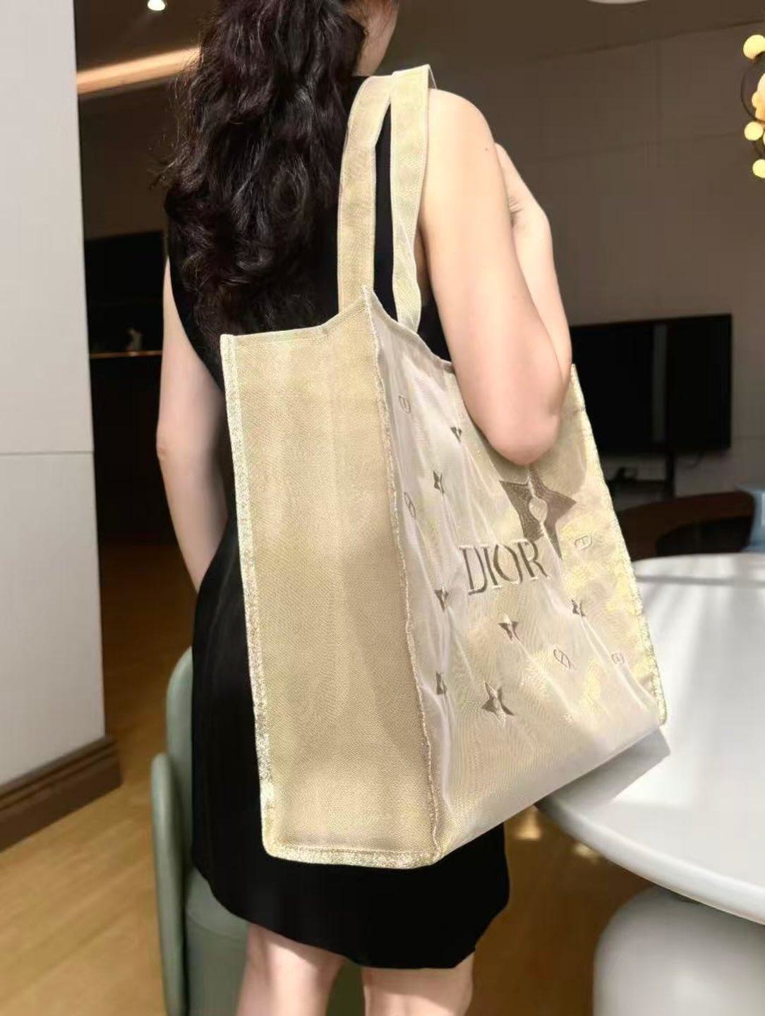 กระเป๋าสะพาย Dior VIP Lucky Stars Tote Bag Exclusive - สีทอง ลายดาว