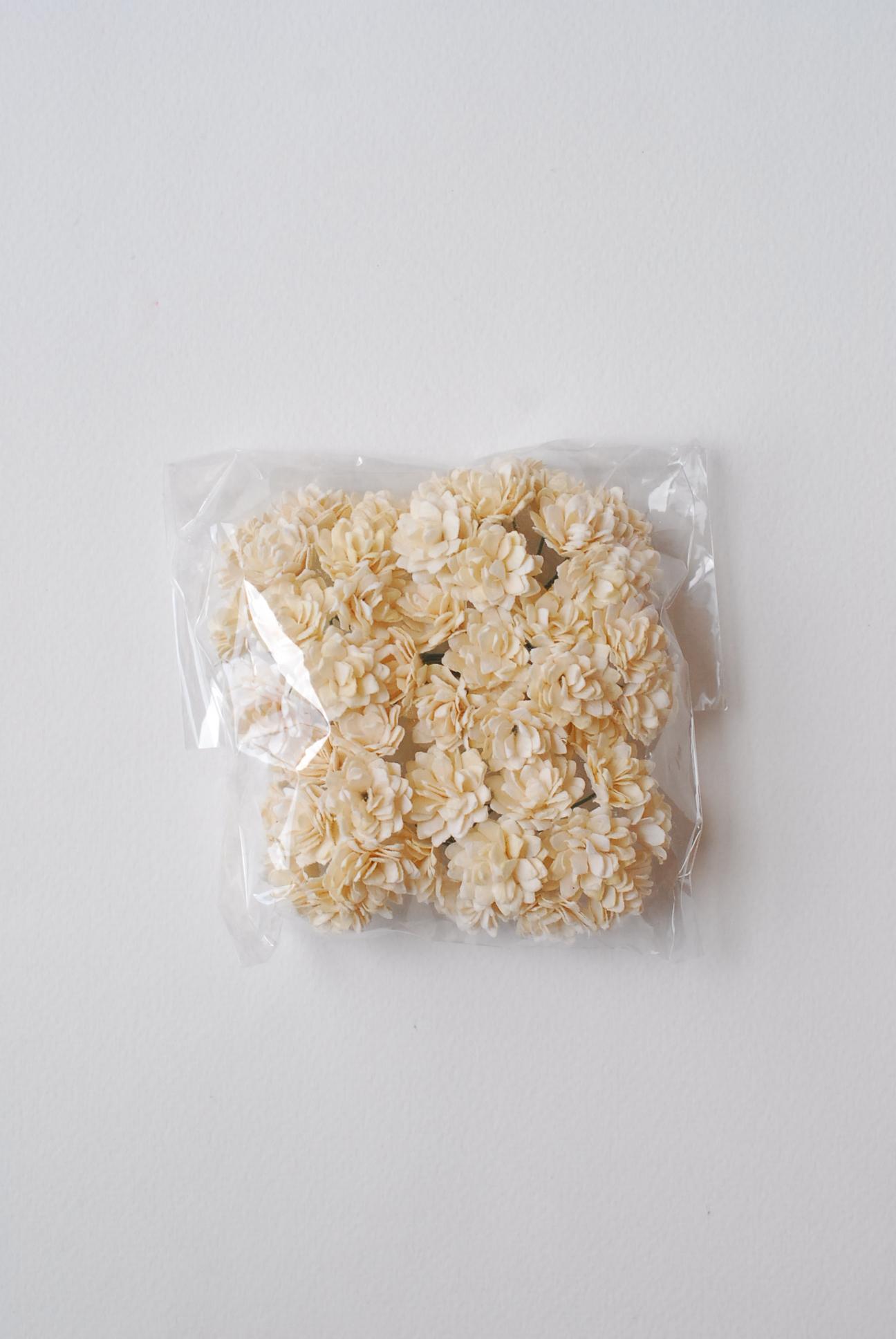 ดอกไม้ประดิษฐ์, ดอกไม้กระดาษสา, ดอก gypsophila, ดอกยิปโซ งานประดิษฐ์ตกแต่งของชำร่วย, ดอกไม้ทำพานพุ่ม,พานพวงมาลัย, พานรับไหว้, ขนาด 2 cm. สีครีม