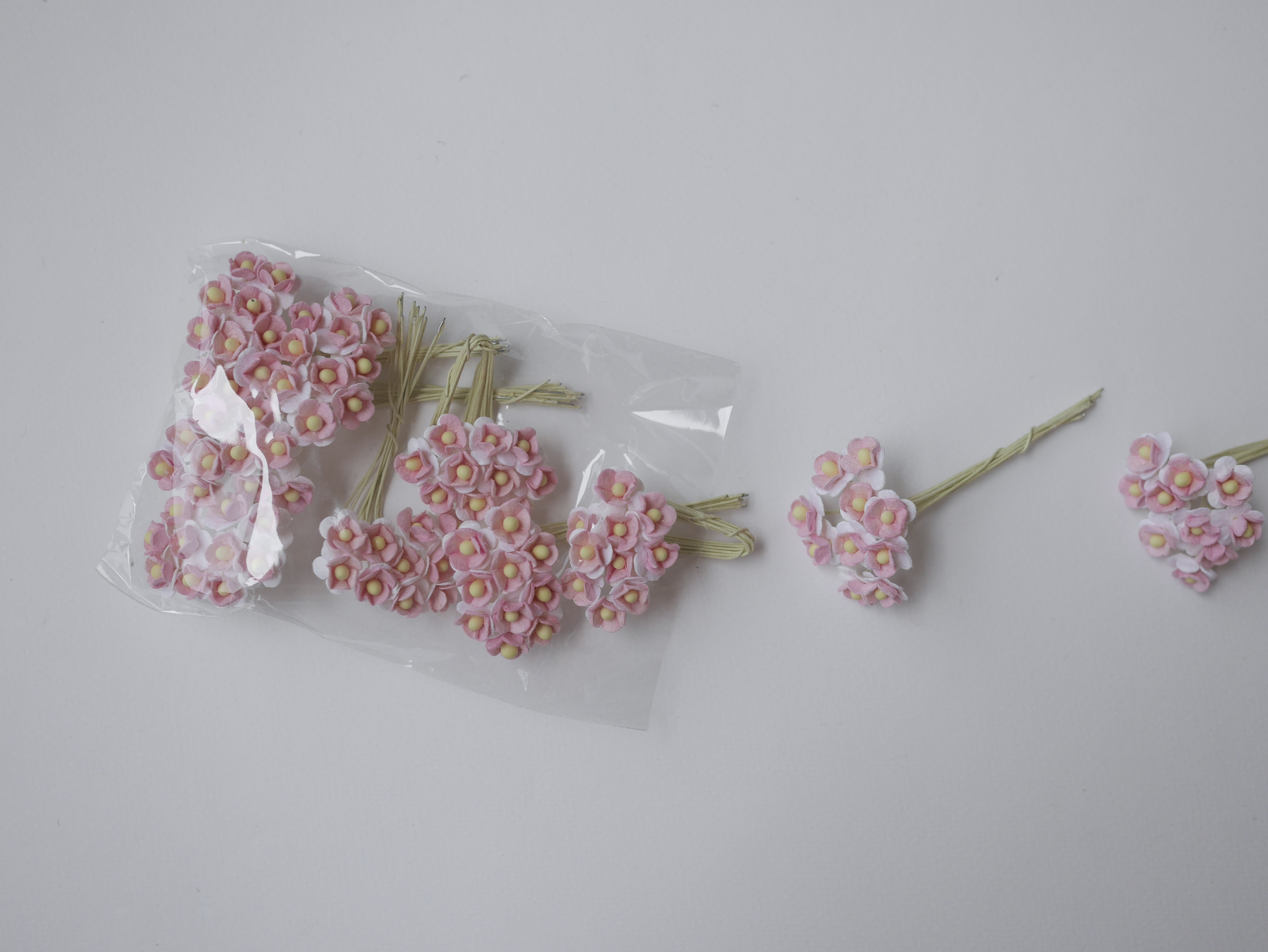 ดอกไม้กระดาษสา ดอกไม้กระดาษสาราคาส่ง ดอกไม้กระดาษสำหรับตกแต่ง งานแต่งงาน หรือติดของชำร่วย ดอก creeping lady 100 ดอก ขนาด 0.8 cm. สีชมพู-ขาว 2สี Small Paper Flower with stem, 100 pcs., size 0.8 cm., creeping flowers 2 layers, pink-white 2tone color