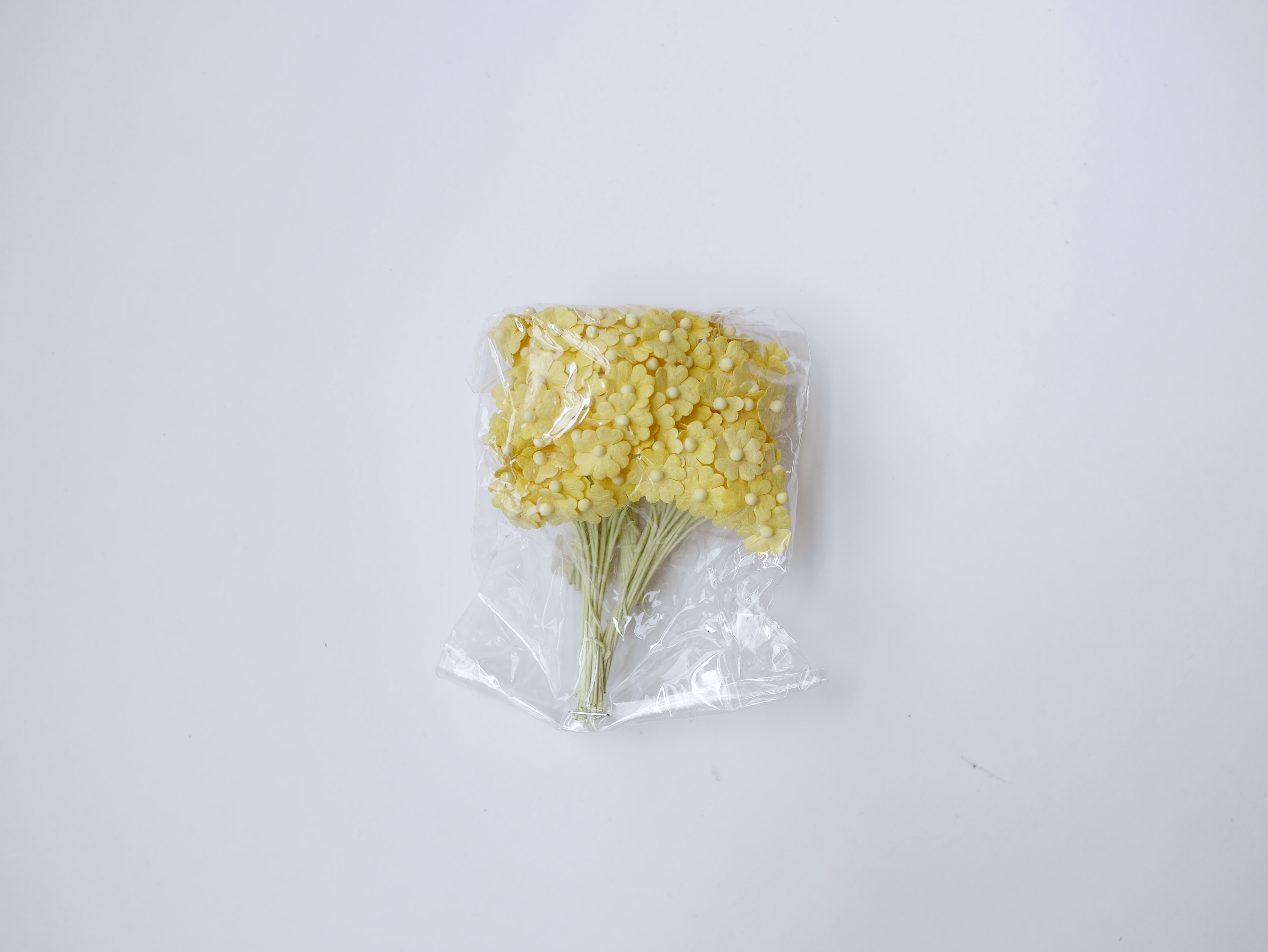 ดอกไม้กระดาษสา ดอกไม้กระดาษสาราคาส่ง ดอกไม้กระดาษสำหรับตกแต่ง งานแต่งงาน หรือติดของชำร่วย ดอกไม้จิ๋ว 100 ดอก ขนาด 1 cm. สีเหลือง Small Paper Flower with stem, , 100 pcs., size 1 cm., small creeping ladies flowers 1 layer, yellow color.