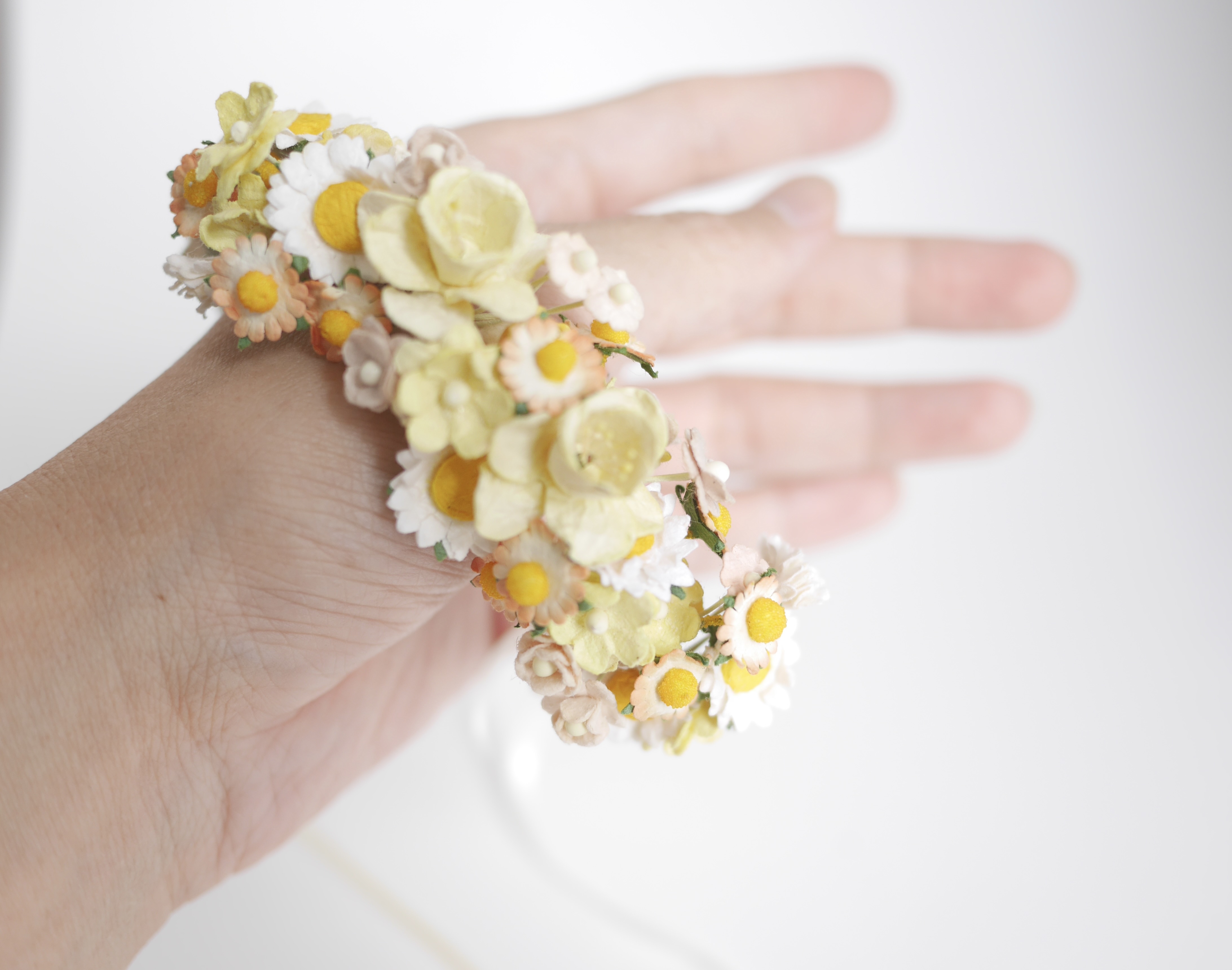 ข้อมือเพื่อนเจ้าสาว งานแต่งงาน ดอกไม้ประดิษฐ์ งานประดิษฐ์ DIY โทนสีน้ำเงิน ดอกไฮเดนเยียกระดาษสา และดอกไม้กระดาษสาขนาดเล็ก Handmade corsages 1 ชิ้น DIY corsage yellow-pastel pink brown tone, hydenyia flowers 1 piece.