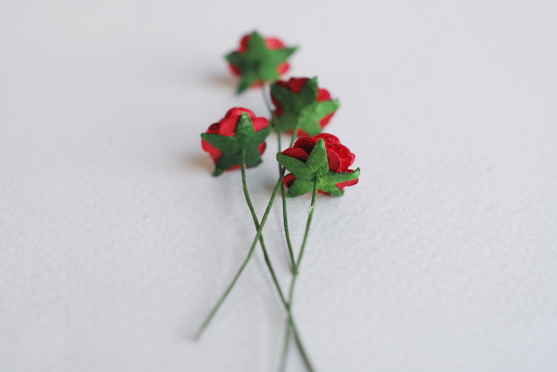 ดอกไม้กระดาษสาสำหรับตกแต่ง ของชำร่วย ดอกกุหลาบ ดอกกุหลาบสีแดง กระดาษสา สีแดงเข้มขนาด 1 cm. จำนวน 100 ดอก/1 ถุง