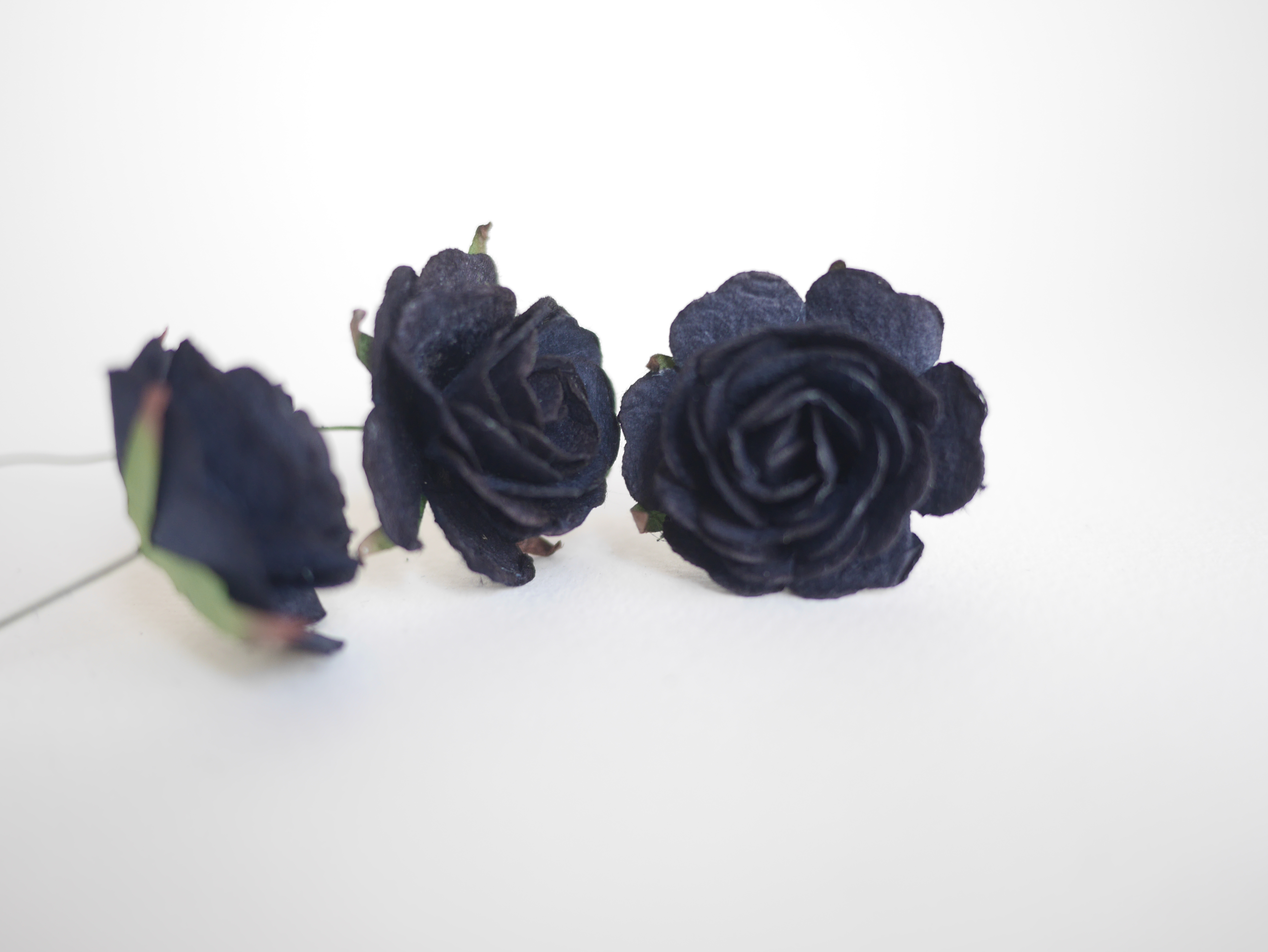 ดอกไม้กระดาษสา ราคาส่ง, ดอกกุหลาบกระดาษสา ดอกไม้ประดิษฐ์ สำหรับตกแต่ง แทนดอกไม้จันทน์ สีดำ ขนาด 3.5 cm. จำนวน 25 ดอก Paper flowers, handmade flowers, small roses paper size 3.5 cm. 25 pieces, black color.