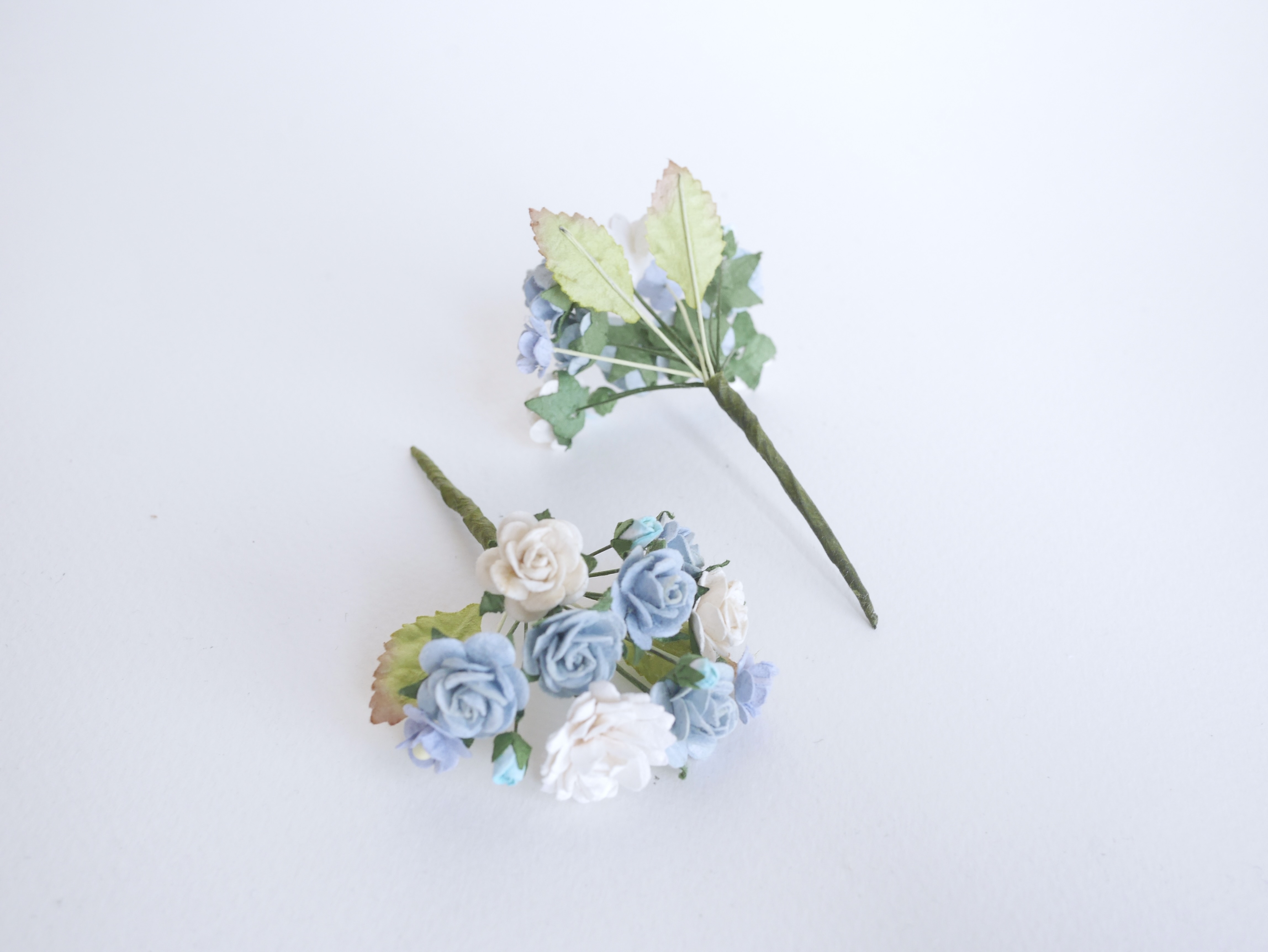 ช่อดอกไม้กระดาษ 4 ชิ้น ดอกไม้ประดับ งานแต่งงาน งานประดิษฐ์ ของชำร่วย ดอกไม้กระดาษสา งานแต่งงาน DIY wedding boutonniere or making centerpieces gift decoration, pale blue and white color.