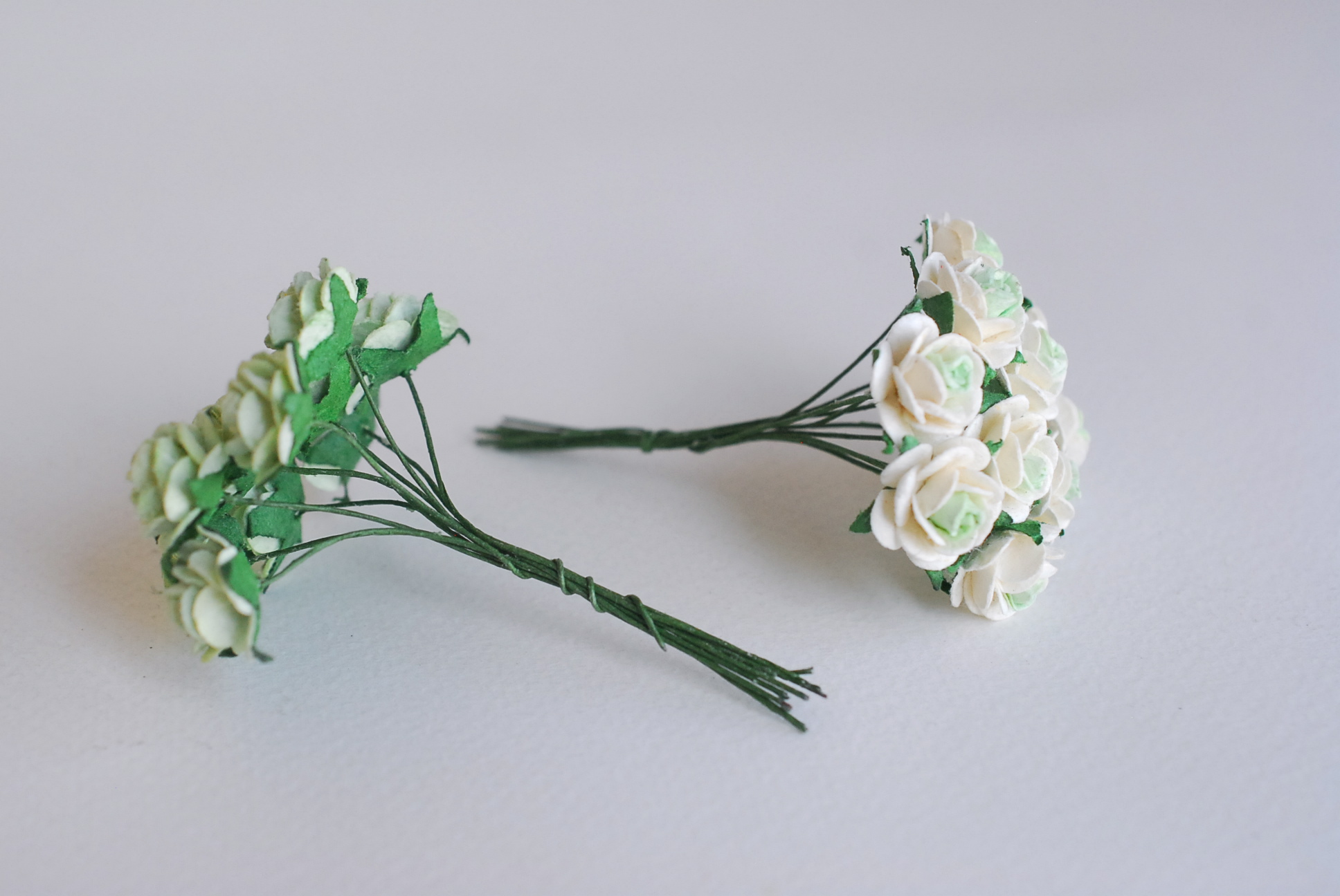 ซื้อ1 ห่อ แถม 1 ห่อ ดอกไม้กุหลาบกระดาษ ดอกไม้กระดาษสา, ดอกกุหลาบจิ๋ว, ดอกไม้กระดาษสาขายส่ง สีเขียวพาสเทล แถมสีเขียวจุดขาว ขนาด 1.5 cm. จำนวน 100 ดอก Paper Flowers size 1.5 cm., mini roses green mint color, 100 pcs. and get free 1 pack of green mint-white