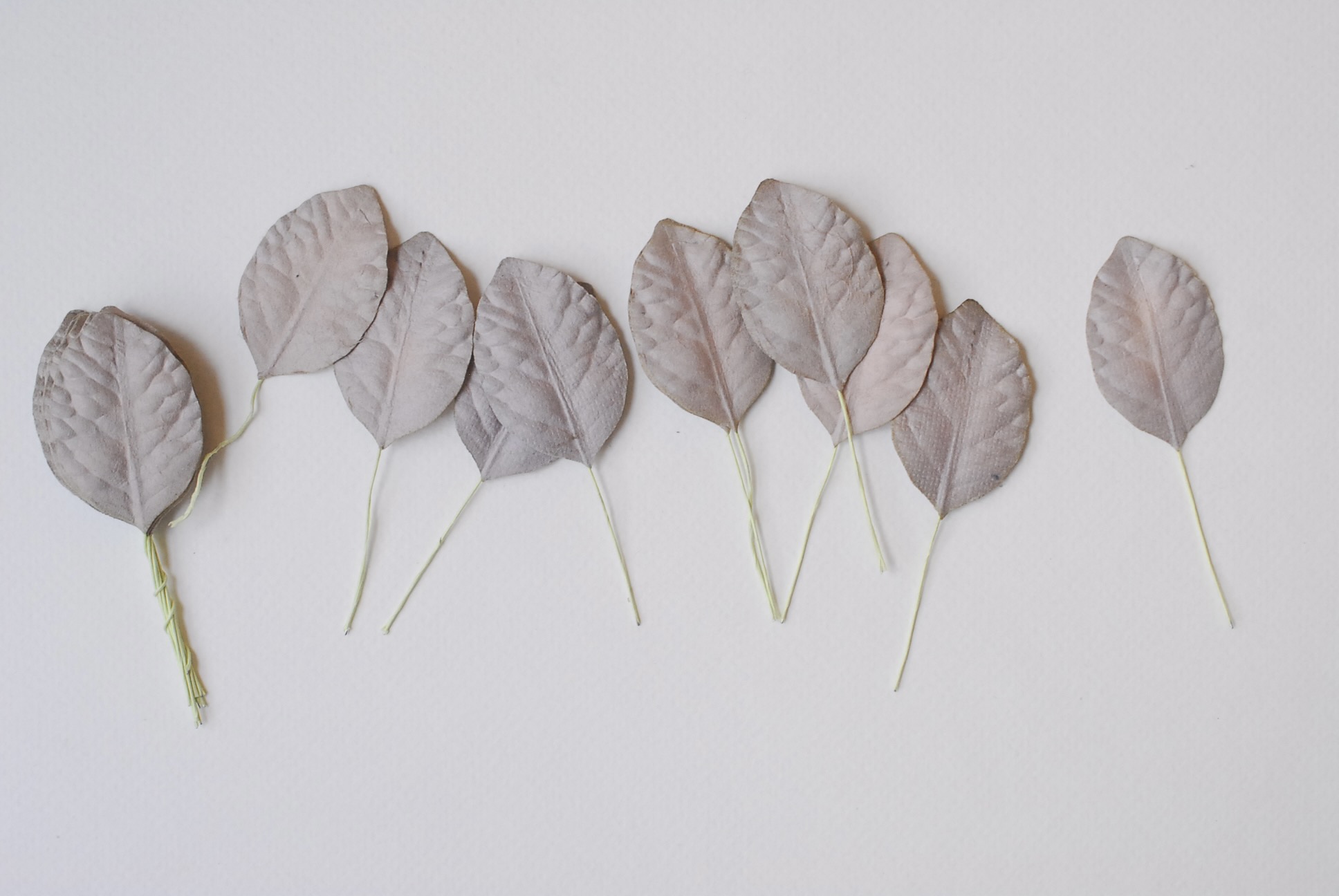 ใบไม้กระดาษ ใบไม้กระดาษสา ราคาส่ง,ใบไม้กุหลาบกระดาษ สำหรับดอกมะลิกระดาษสา ใบไม้ประดิษฐ์ สำหรับตกแต่ง หรืองานแต่งงาน สีเทา ขนาด 4.5x3.0 cm. จำนวน 50 ใบ