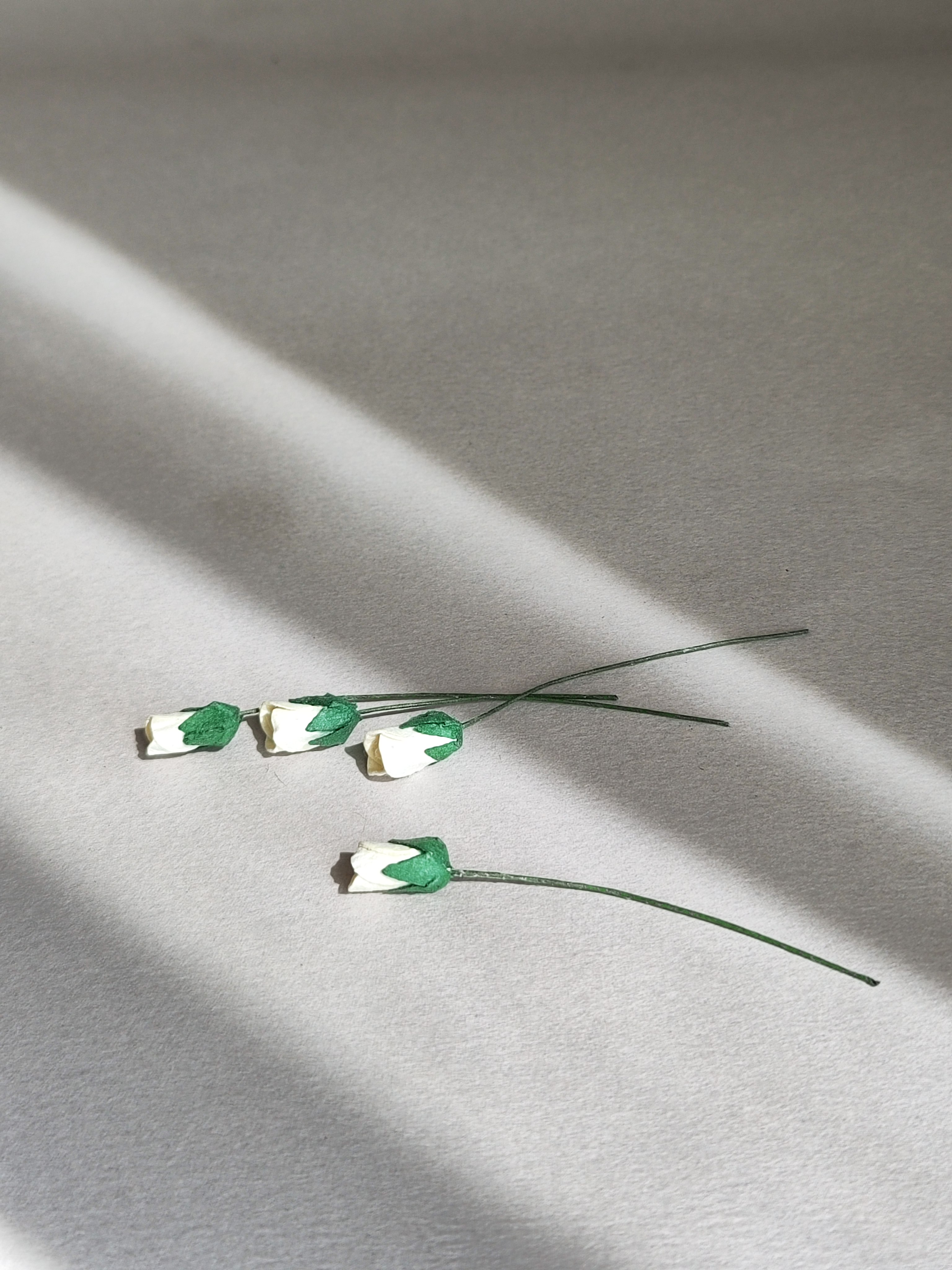 ดอกไม้กระดาษสา ดอกไม้กระดาษสา จตุจักร งานประดิษฐ์ ดอกไม้ทำข้อมือเพื่อนเจ้าสาว แต่งงาน, ดอกกุหลาบตูม 50 ดอก สีครีมอ่อน ขนาด 0.8x1.5 cm. paper flowers, budding roses flower 0.8 x1.5 cm. 50 pieces. pale ivorycolor