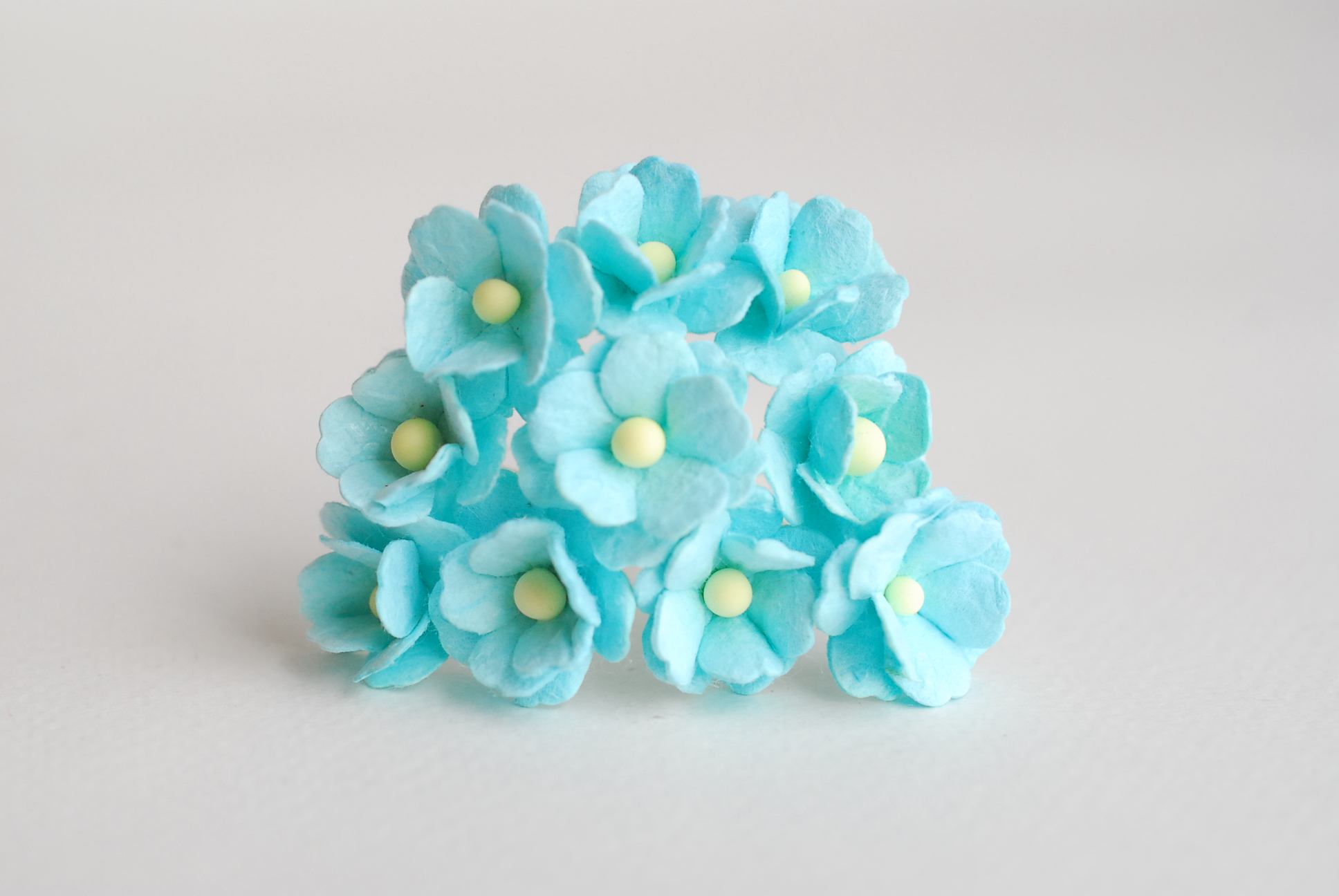 ดอกไม้กระดาษสา ราคาส่ง, ดอกไฮเดรนเยียกระดาษสา ดอกไม้ประดิษฐ์ ตกแต่งงานแต่งงาน ประดิษฐ์ข้อมือเพื่อนเจ้าสาว ขนา่ด 1.5 cm., สำหรับของชำร่วย, งานแต่งงาน, ดอกไม้ทำข้อมือเจ้าสาว สีฟ้าใส จำนวน 100 ดอก Paper flower,100 Pieces mulberry hydenyia blue sky color