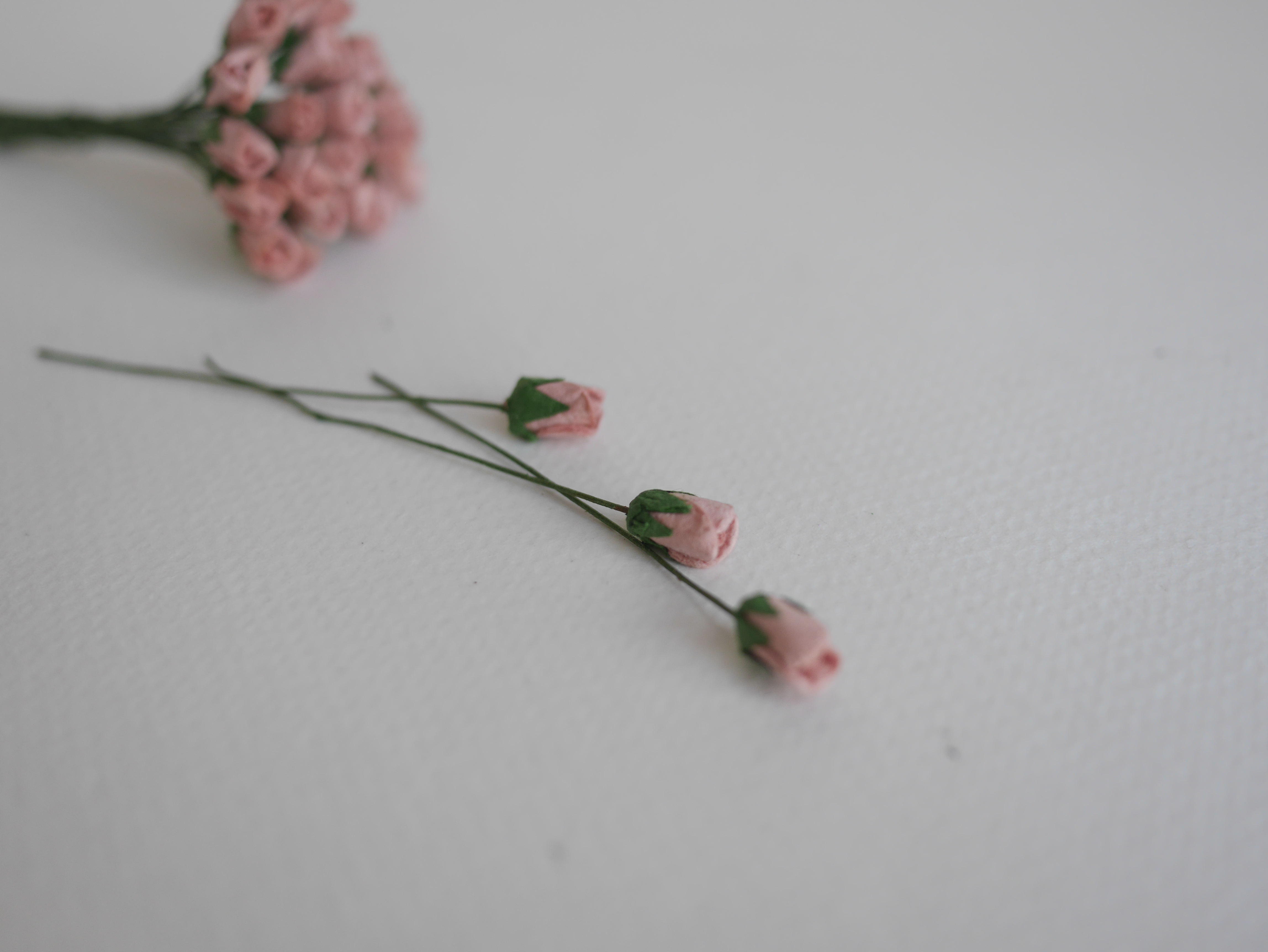 ดอกไม้กระดาษสา ดอกไม้กระดาษสา จตุจักร งานประดิษฐ์ ดอกไม้ทำข้อมือเพื่อนเจ้าสาว แต่งงาน, ดอกกุหลาบตูม 50 ดอก สีชมพูตุ่น ขนาด 0.8x1.5 cm. paper flowers, budding roses flower 0.8 x1.5 cm. 50 pieces. maroon color