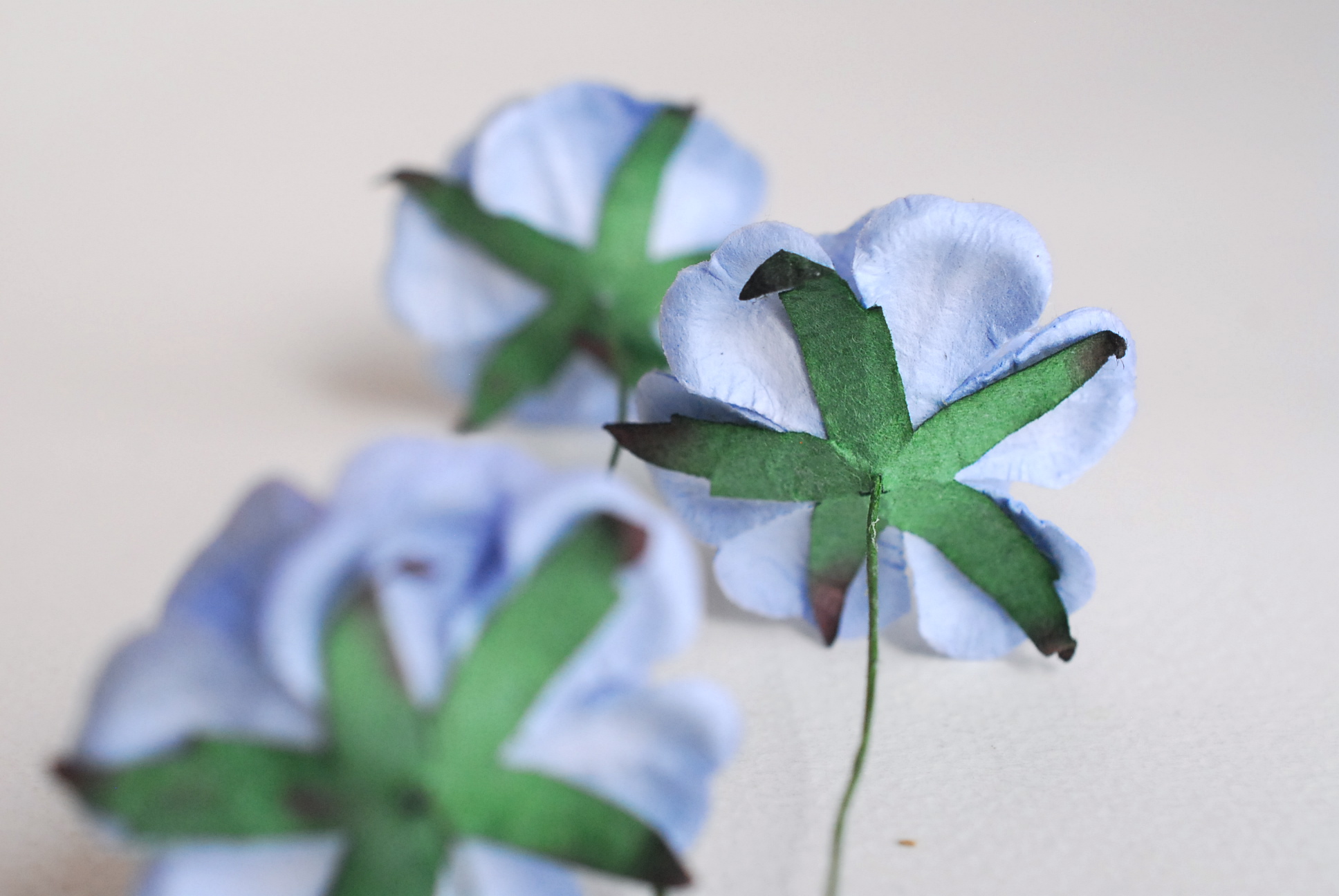 ดอกไม้กระดาษสา ราคาส่ง, ดอกกุหลาบกระดาษสา ดอกไม้ประดิษฐ์ สำหรับตกแต่ง หรืองานแต่งงาน สีฟ้าตุ่นขนาด 3.5 cm. จำนวน 25 ดอก Paper flowers, handmade flowers, small roses paper size 3.5 cm. 25 pieces, pale blue color.