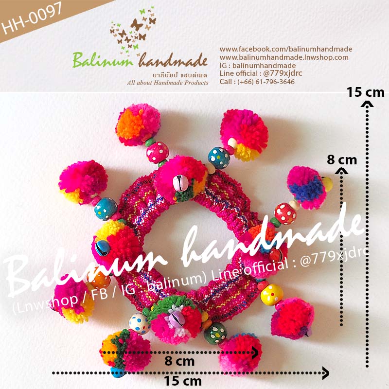 (1 ชิ้น) ยางรัดผมชาวเขาชาวดอย ที่มัดผมโดนัทพวงมาลัยปอมปอมแฮนด์เมด DIY ประดับปอมปอม ผ้า ลูกปัดไม้ และกระพรวนหลากสี สไตล์โบฮีเมียนชาวเขาชาวดอย เด็กหรือผู้ใหญ่ก็ใช้ได้ สามารถใช้รัดผม รวบผม เกล้าผม หรือมวยผมก็ได้ ดูเก๋ น่ารัก และมีสไตล์มากค่ะ หลายสี (Multi-color)