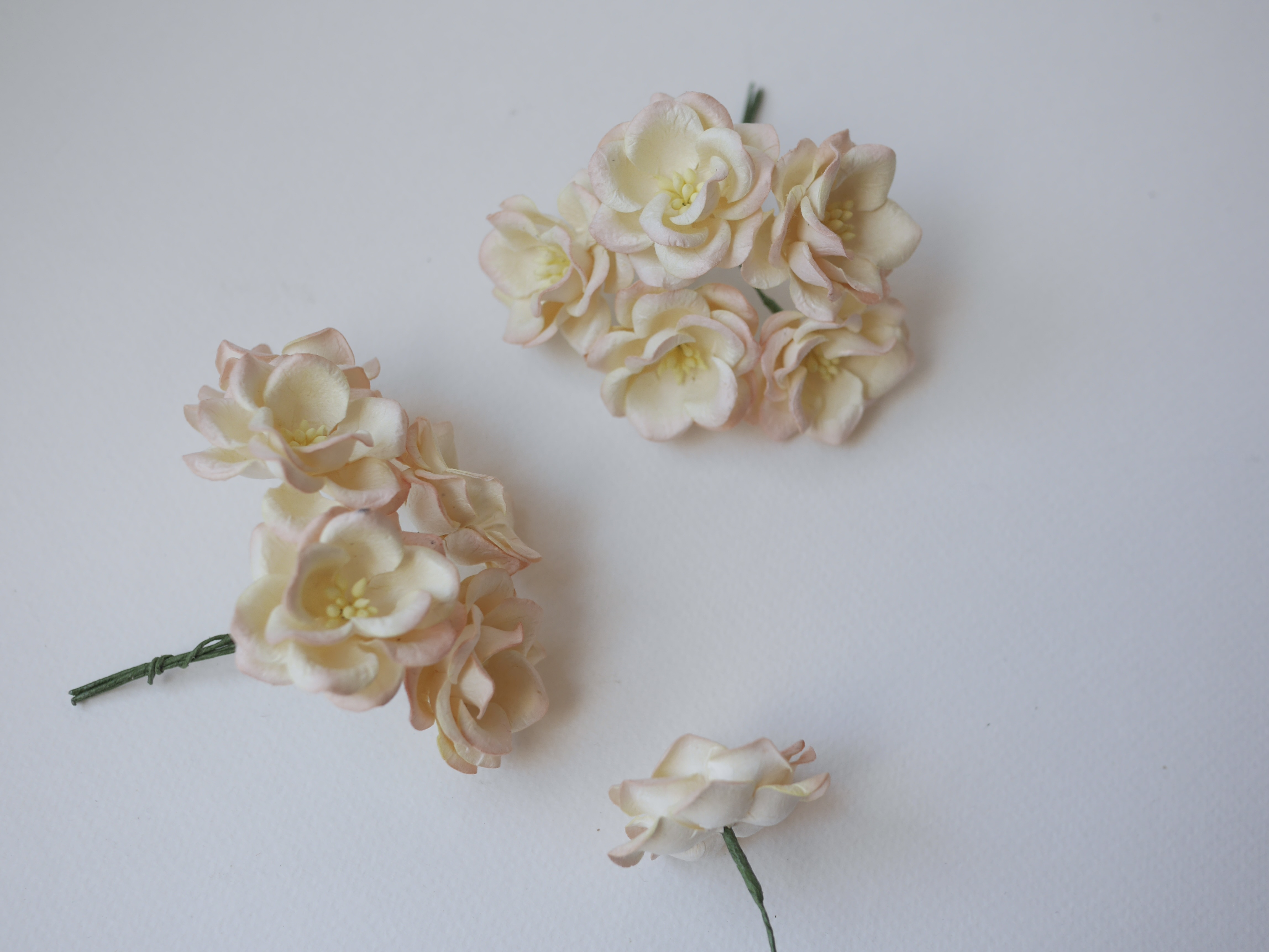 ดอกไม้กระดาษสา ดอกกุหลาบกระดาษสา ดอกไม้กุหลาบ กลีบโค้ง ดอกไม้ประดิษฐ์ สำหรับตกแต่ง หรืองานแต่งงาน สีพีชอ่อนปัดครีมขนาด 3.5 cm. จำนวน 25 ดอก เกสรสีครีม Paper flowers, handmade flowers, small roses paper size 3.5 cm. 25 pieces, peach brush cream color. poll