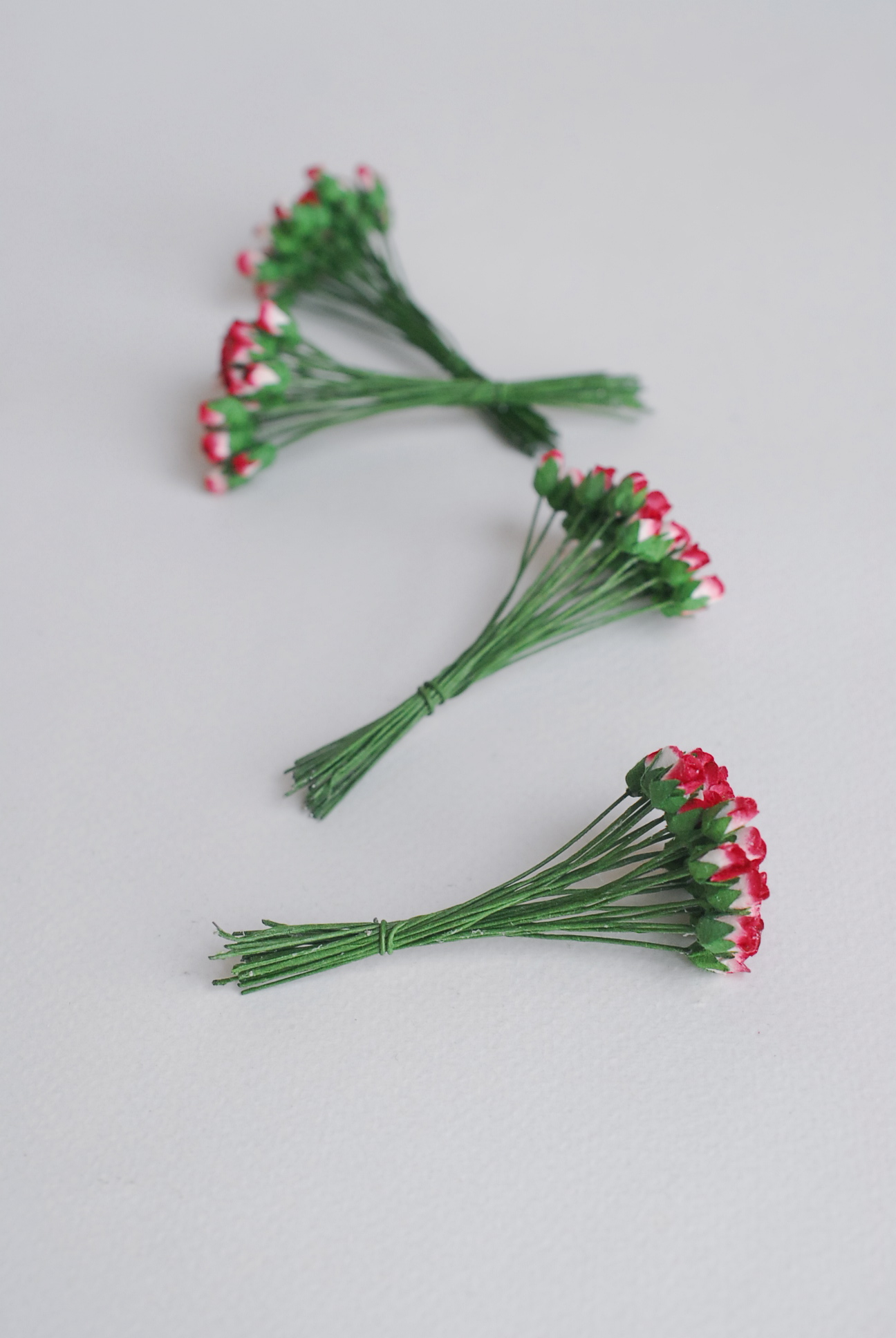 ดอกไม้กระดาษสา ดอกไม้กระดาษสา จตุจักร งานประดิษฐ์ ดอกไม้ทำข้อมือเพื่อนเจ้าสาว แต่งงาน, ดอกกุหลาบตูม 100 ดอก สีแดงปัดสีขาว paper flowers, budding roses flower 0.5x0.8 cm. 100 pieces. red brush white color.