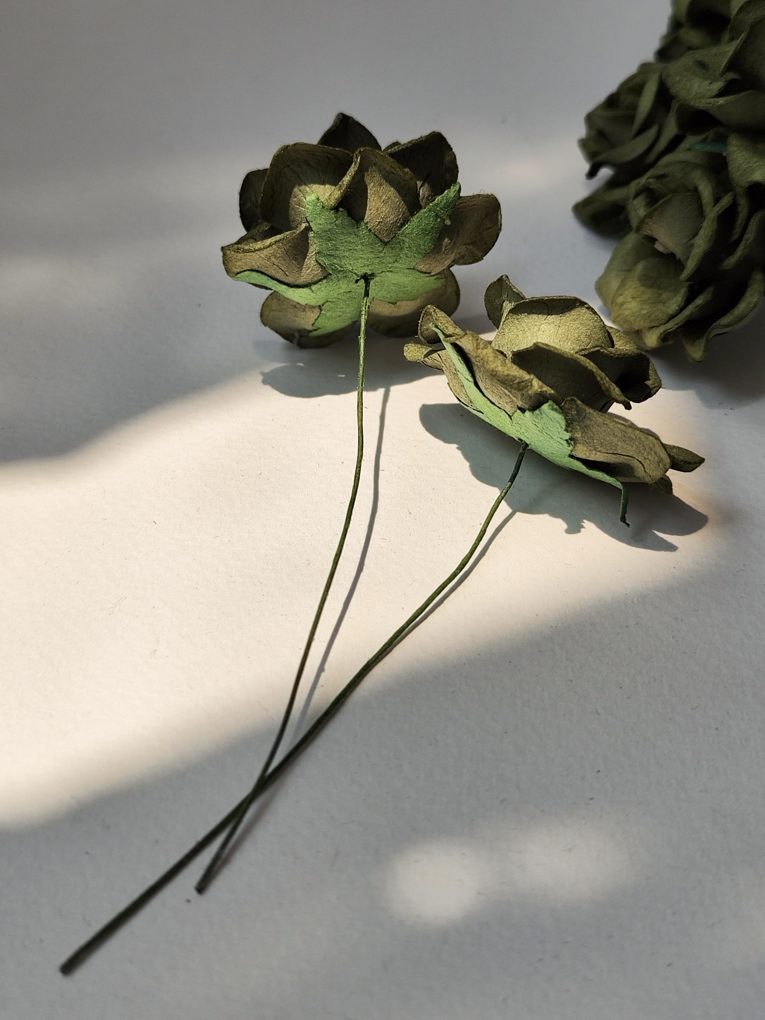 ดอกไม้กระดาษสา ดอกกุหลาบกระดาษสา ดอกไม้กุหลาบ กลีบโค้ง ดอกไม้ประดิษฐ์ สำหรับตกแต่ง หรืองานแต่งงาน สีเขียวทหาร ขนาด 3.5 cm. จำนวน 25 ดอก Paper flowers, handmade flowers, small roses paper size 3.5 cm. 25 pieces, green army color.