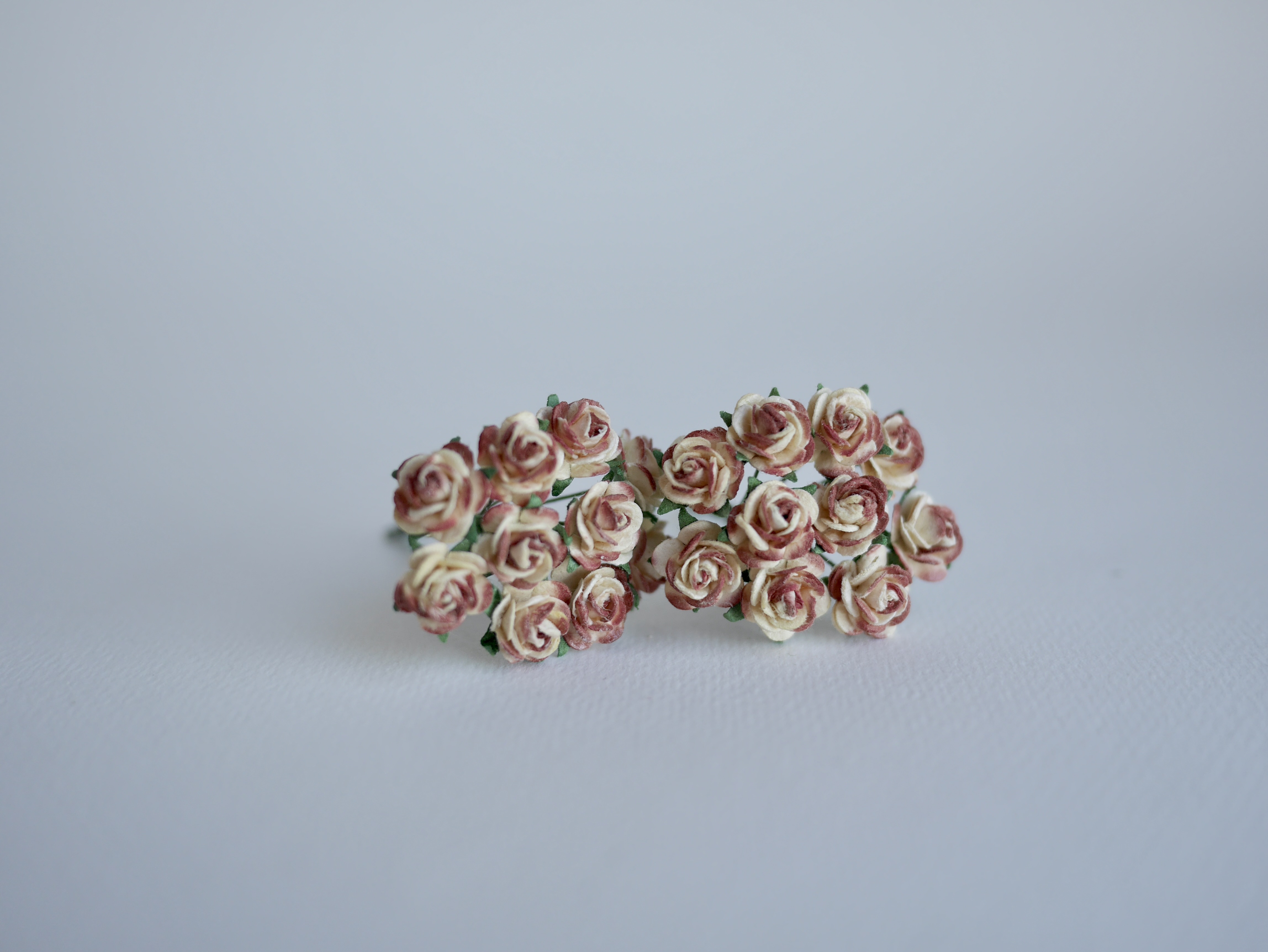 ดอกไม้กระดาษสาสำหรับตกแต่ง ของชำร่วย ดอกกุหลาบจิ๋วสีม่วง กระดาษสา สีน้ำตาลปัดสีเหลือง ขนาด 1 cm. จำนวน 100 ดอก/1 ถุง small paper flower, small roses supplies size 1 cm. medium brown brush cream color. 100 pieces.