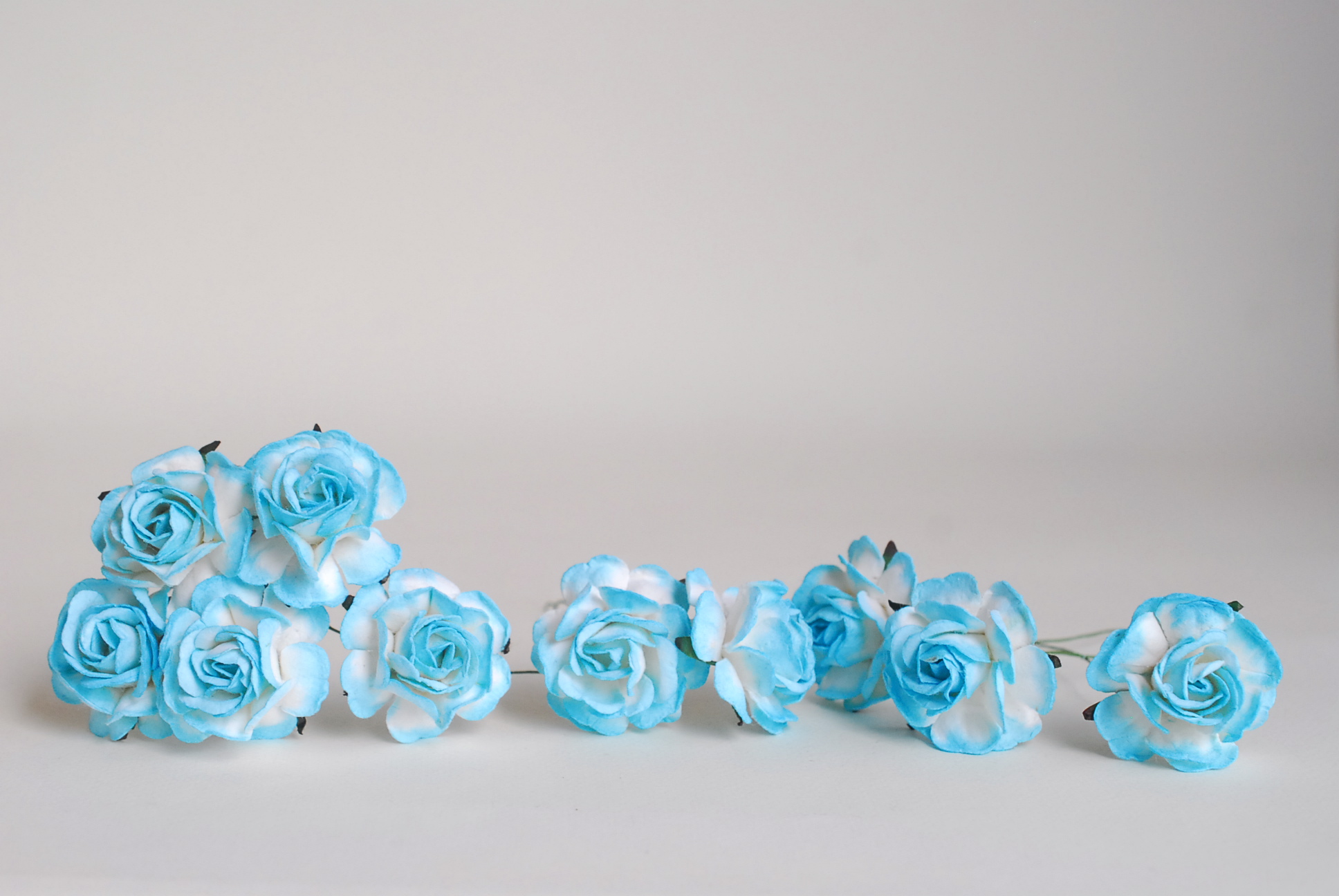 ดอกไม้กระดาษสา ดอกกุหลาบกระดาษสา ดอกไม้กุหลาบ ดอกไม้ประดิษฐ์ สำหรับตกแต่ง หรืองานแต่งงาน สีฟ้าเข้มปัดขาว ขนาด 3.5 cm. จำนวน 25 ดอก Paper flowers, handmade flowers, small roses paper size 3.5 cm. 25 pieces, blue sky brush white color.