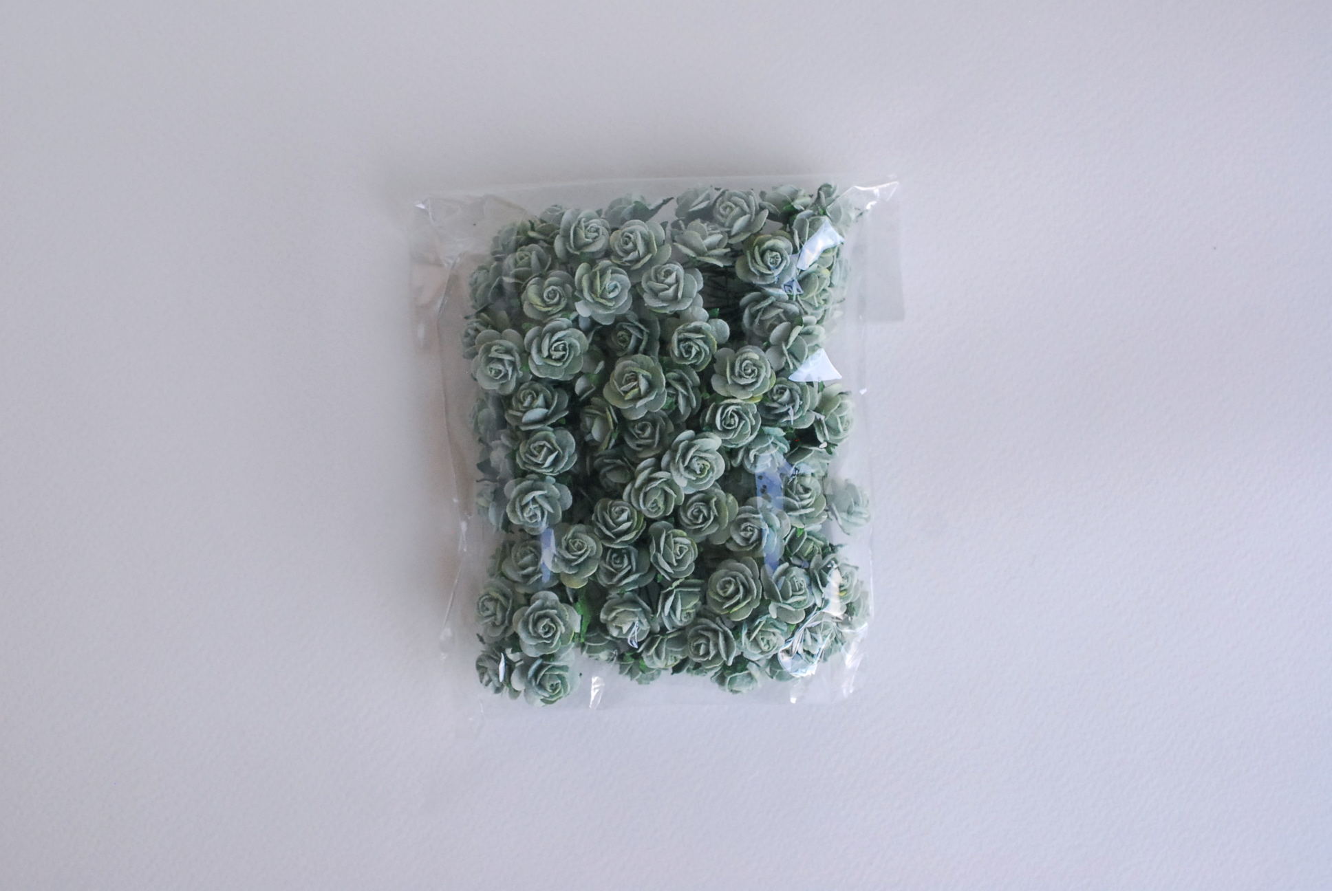ดอกไม้กุหลาบกระดาษ ดอกไม้กระดาษสา, ดอกกุหลาบจิ๋ว, ดอกไม้กระดาษสาขายส่ง สีเขียวตุ่น ขนาด 1.5 cm. จำนวน 100 ดอก Paper Flowers size 1.5 cm., mini roses pale green color, 100 pcs.