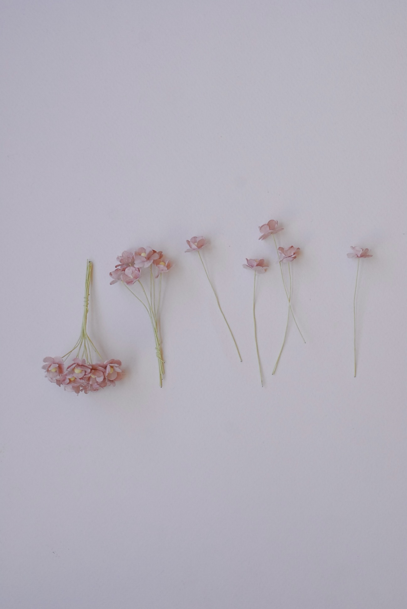 ดอกไม้กระดาษสา ราคาส่ง, ดอกไฮเดรนเยียกระดาษสา ดอกไม้ประดิษฐ์ ตกแต่งงาน ประดิษฐ์ข้อมือ เพื่อนเจ้าสาว ขนาด 1.5 cm., สำหรับของชำร่วย, งานแต่งงาน, ดอกไม้ทำข้อมือเจ้าสาว สีม่วงชมพูอ่อน จำนวน 100 ดอก Paper flower,100 Pieces mulberry hydenyia, plum-pink color.